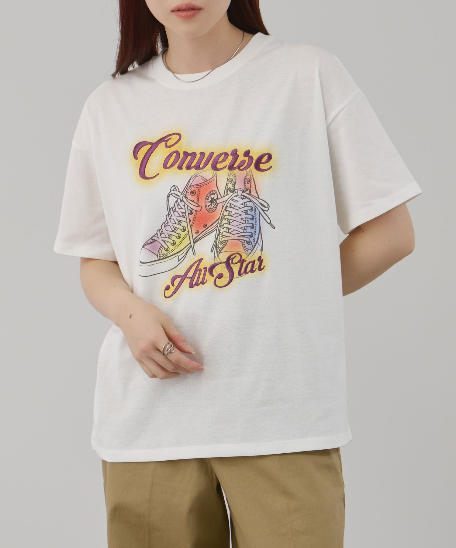 [25日P5倍！更にクーポン割]コンバース CONVERSE Tシャツ レディース 半袖 レギュラーシルエット 綿混 トップス シューズモチーフ スプレーアート プリント 白 黒 クルーネック カットソー