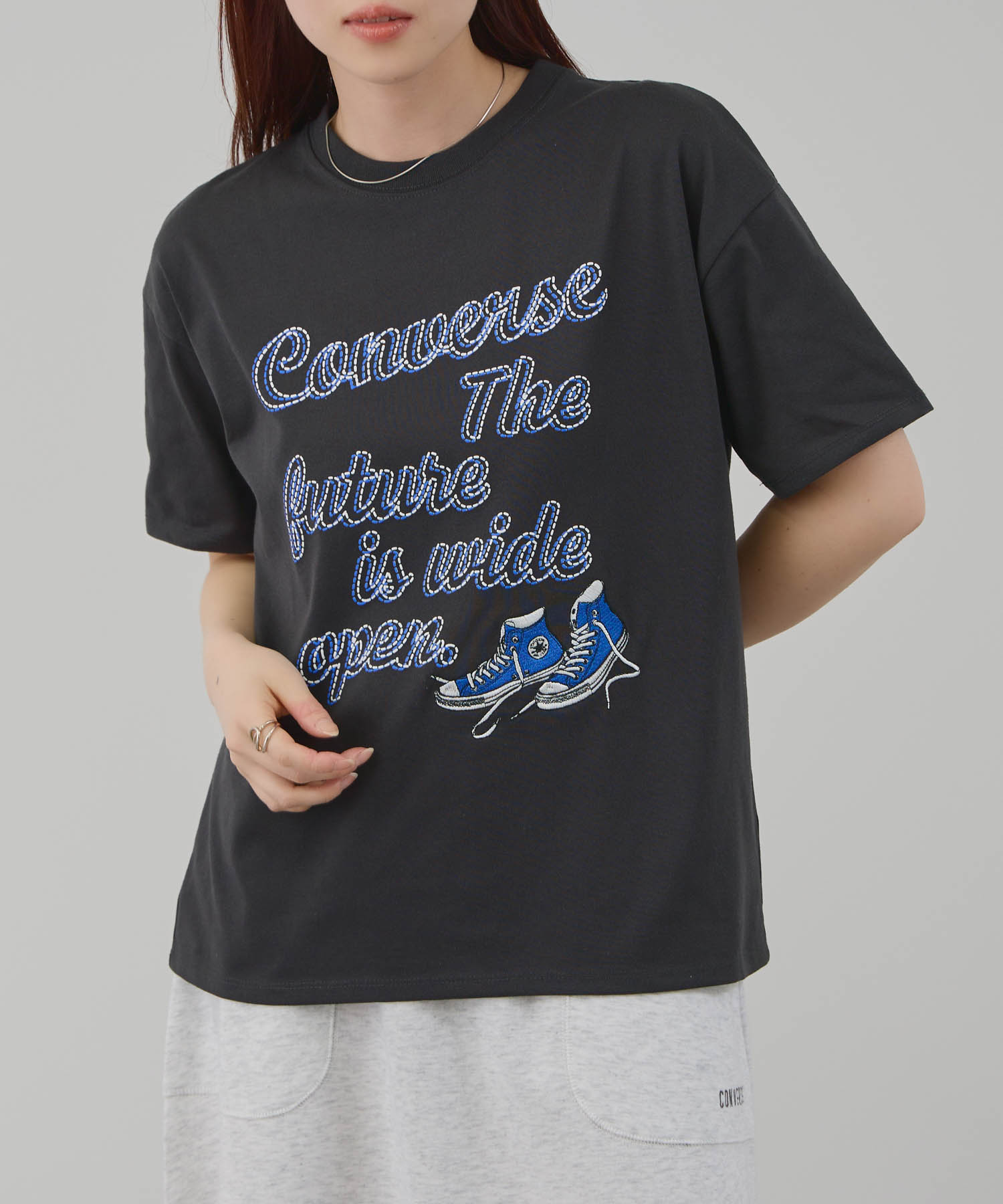[25日P5倍！更にクーポン割]コンバース CONVERSE Tシャツ レディース 半袖 レギュラーシルエット 綿混 トップス シューズモチーフ 刺繍 プリント 黒 クルーネック カットソー