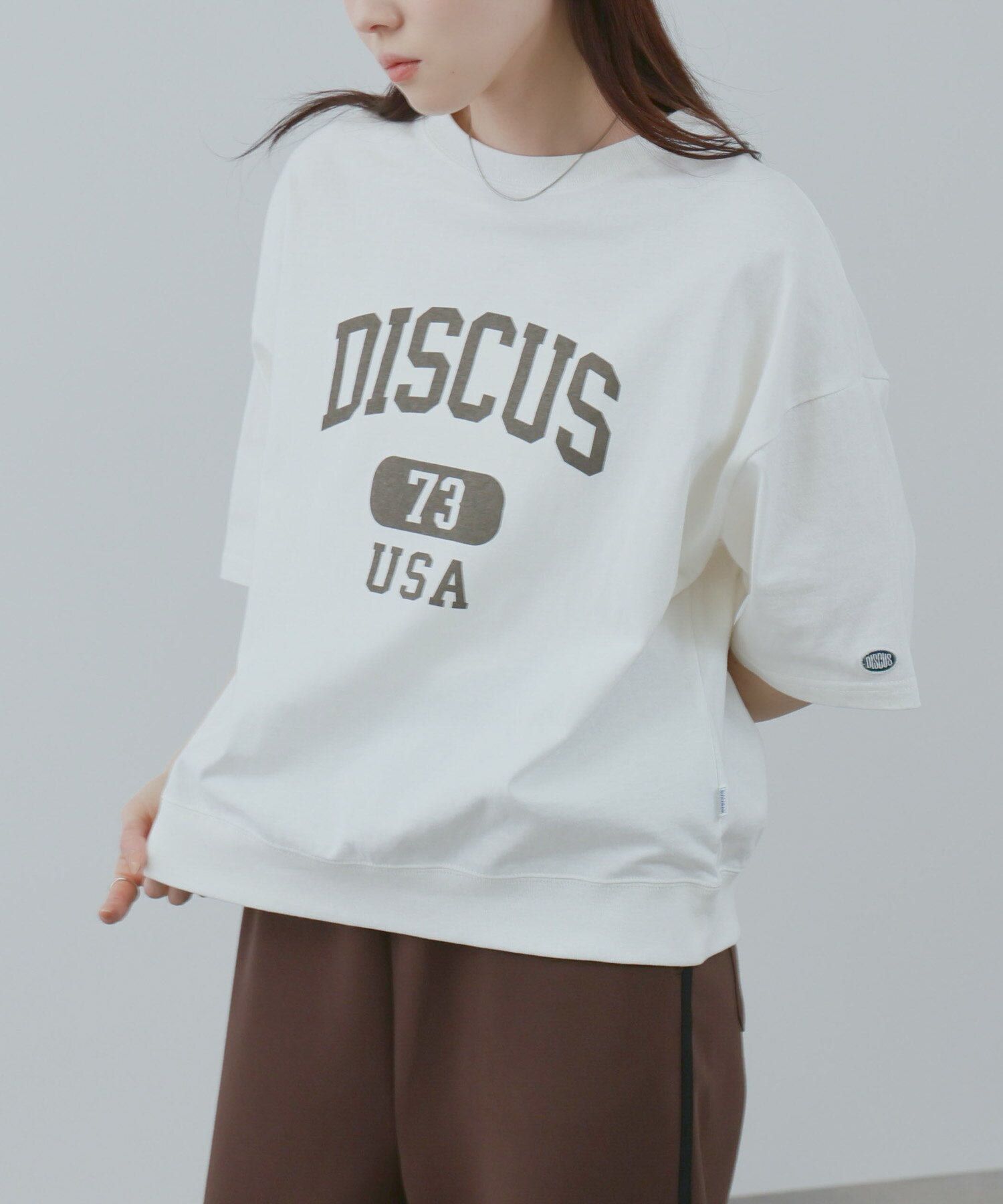 [25日P5倍！更にクーポン割]ディスカス DISCUS Tシャツ レディース 半袖 綿100％ コットン ゆったり 大きめ トップス カレッジロゴ プリント 白 黒 クルーネック カットソー