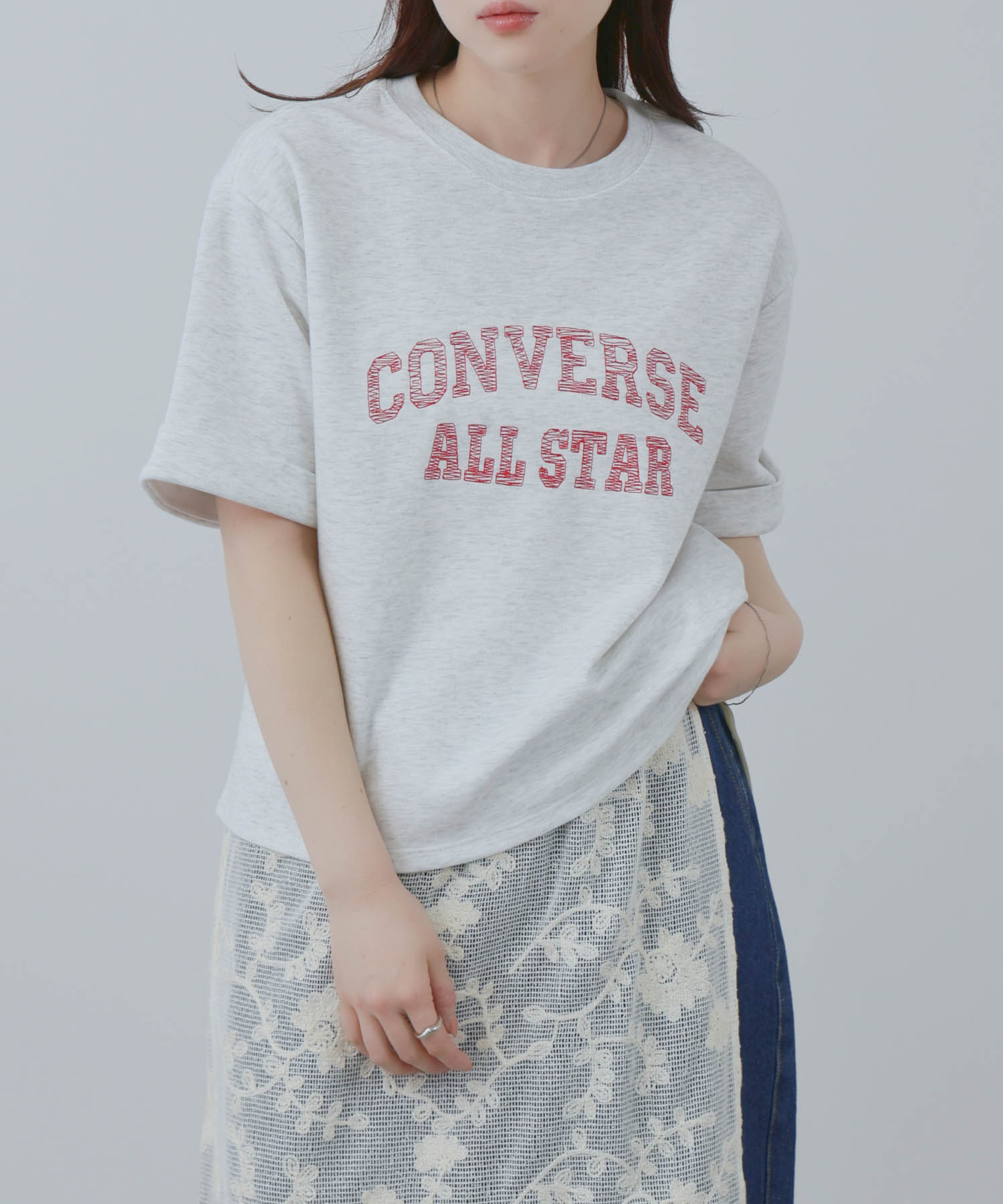 [25日P5倍！更にクーポン割]コンバース CONVERSE Tシャツ レディース 半袖 ロールアップ ショート丈 トップス カレッジロゴ プリント 白 黒 クルーネック カットソー