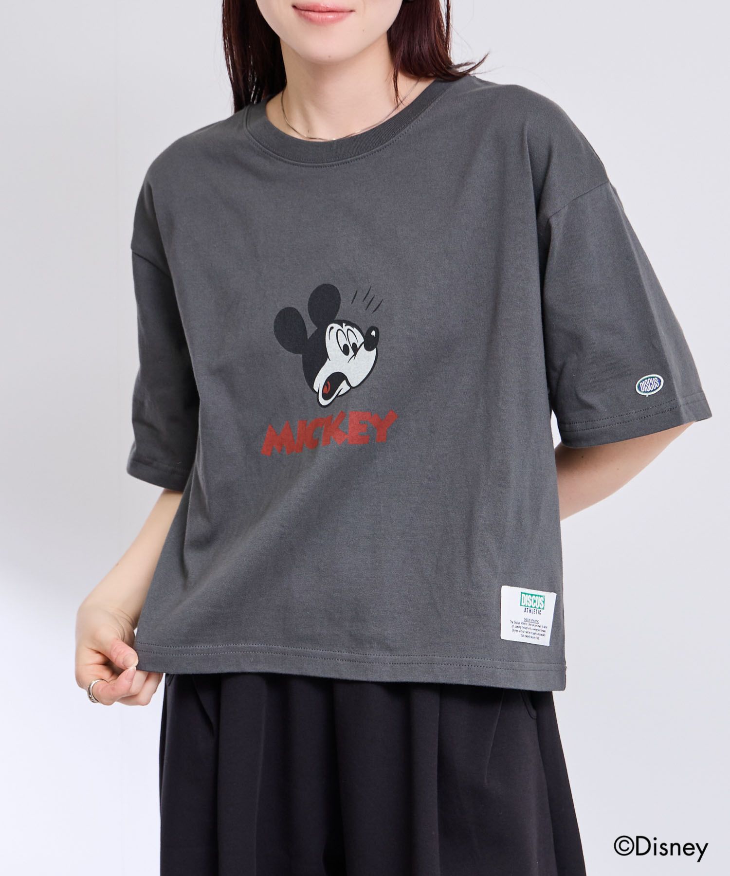Rakuten - [期間限定クーポン配布中]【DISCUS】Disney / Tシャツ レディース 半袖 綿100％ コットン ショート丈 短丈 トップス キャラクター ミッキーマウス プリント 白 黒 クルーネック カットソー