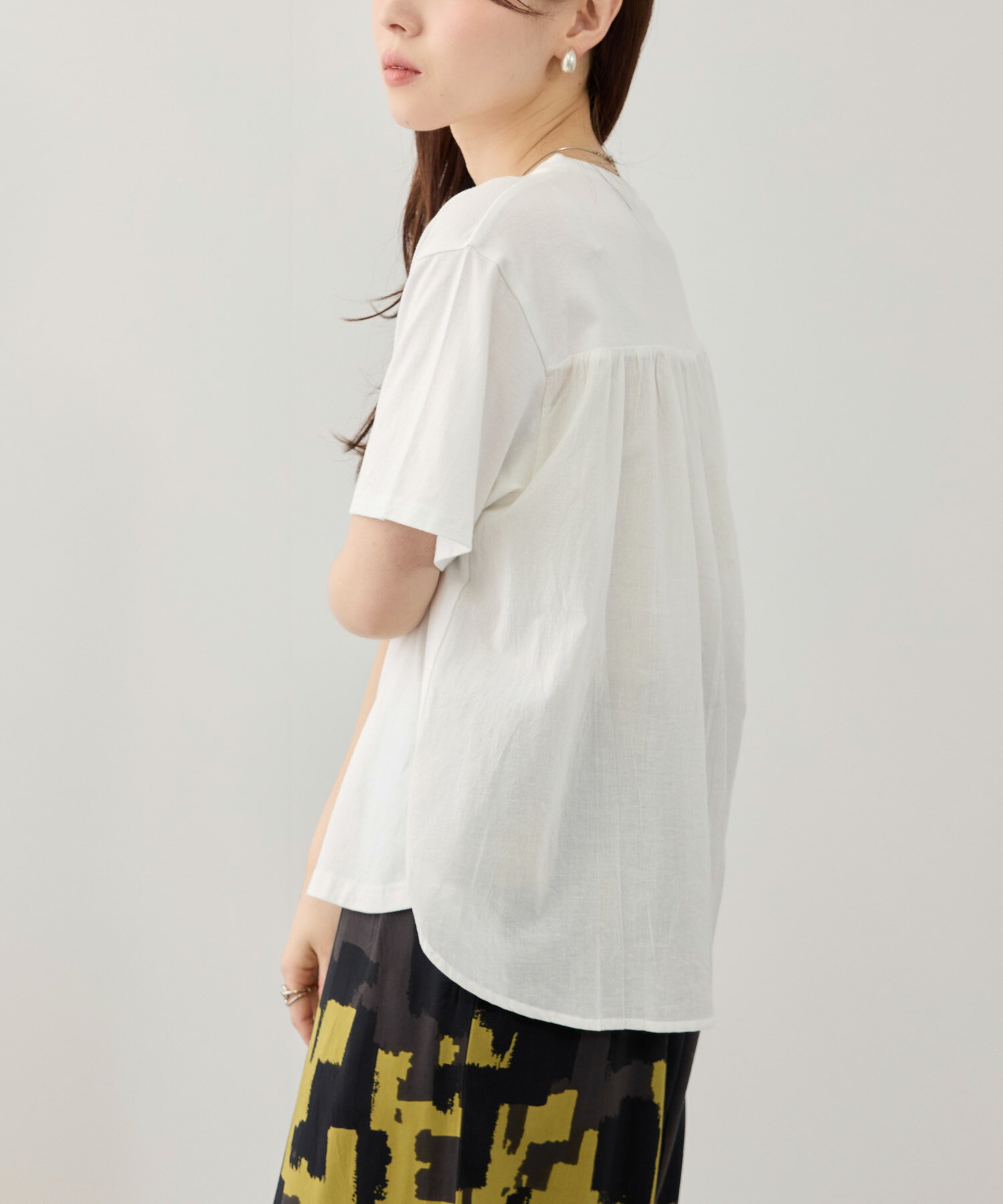 Rakuten - [25日P5倍！更にクーポン割]Tシャツ レディース 半袖 綿100％ コットン トップス バックギャザー ふんわり 白 無地 クルーネック カットソー
