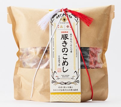 AKOMEYA 炊き込みごはんの素 豚きのこめし 2合用炊き用 内容量 2合用炊き用 原材料 具材〔豚肉（愛媛県産）、舞茸（国産）、ぶなしめじ（国産）、鰹昆布だし、醤油、清酒、みりん、生姜、砂糖、食塩〕、たれ〔醤油、みりん、砂糖、食塩、植物油〕、油あげ（松山あげ）、乾燥人参、昆布、（一部に小麦・大豆・豚肉を含む） 商品説明 愛媛の自然が育んだ豚肉に舞茸やぶなしめじの香り高いきのこを合わせた『豚きのこめし』の素です。甘辛に味付けした豚肉の旨味がお米に染み渡ります。瀬戸内の炊き込みご飯には欠かせない松山あげ、出汁昆布、彩りの人参がセットされており、2合のお米と一緒に炊飯器に入れるだけで簡単においしい炊き込みご飯が出来上がります。 賞味期限 パッケージに記載あり ※食品ですので開封後は賞味期限に関わらずお早目にお召し上がりください。 ご注意 ※画像はイメージです。実際にお届けする商品とパッケージ等が異なる場合がございますので、あらかじめご了承ください。 ※食品のため商品到着後のキャンセル・返品は承れません。 ※お子様の手の届かない所に保管して下さい。 ※ご注文商品の発送後の変更、キャンセル、返品、交換はお受け致しかねます。 ※商品ページに記載している納期情報はあくまでも目安であり、ご注文が殺到した場合や商品の在庫状況によっては発送が早まることがありますのであらかじめご了承ください。 ※【ご注文後の在庫切れについて】 当店では複数店舗で在庫を共有し販売致しております。 その為、ご注文を頂いた時点では在庫有りと表示されていた商品でも、 同一商品への注文集中やネットワーク状況等により、在庫切れとなる場合がございます。 誠に勝手ながら、その旨をメールにてご連絡させて頂いた上で、当店によりキャンセル手続きをさせて頂く場合がございますので、何卒ご理解頂きますようお願い致します。AKOMEYA 炊き込みごはんの素 豚きのこめし 2合用炊き用 内容量 2合用炊き用 原材料 具材〔豚肉（愛媛県産）、舞茸（国産）、ぶなしめじ（国産）、鰹昆布だし、醤油、清酒、みりん、生姜、砂糖、食塩〕、たれ〔醤油、みりん、砂糖、食塩、植物油〕、油あげ（松山あげ）、乾燥人参、昆布、（一部に小麦・大豆・豚肉を含む） 商品説明 愛媛の自然が育んだ豚肉に舞茸やぶなしめじの香り高いきのこを合わせた『豚きのこめし』の素です。甘辛に味付けした豚肉の旨味がお米に染み渡ります。瀬戸内の炊き込みご飯には欠かせない松山あげ、出汁昆布、彩りの人参がセットされており、2合のお米と一緒に炊飯器に入れるだけで簡単においしい炊き込みご飯が出来上がります。 賞味期限 パッケージに記載あり ※食品ですので開封後は賞味期限に関わらずお早目にお召し上がりください。 ご注意 ※食品のため商品到着後のキャンセル・返品は承れません。 ※お子様の手の届かない所に保管して下さい。 ※ご注文商品の発送後の変更、キャンセル、返品、交換はお受け致しかねます。 ※【ご注文後の在庫切れについて】 当店では複数店舗で在庫を共有し販売致しております。 その為、ご注文を頂いた時点では在庫有りと表示されていた商品でも、 同一商品への注文集中やネットワーク状況等により、在庫切れとなる場合がございます。 誠に勝手ながら、その旨をメールにてご連絡させて頂いた上で、当店によりキャンセル手続きを させて頂く場合がございますので、何卒ご理解頂きますようお願い致します。