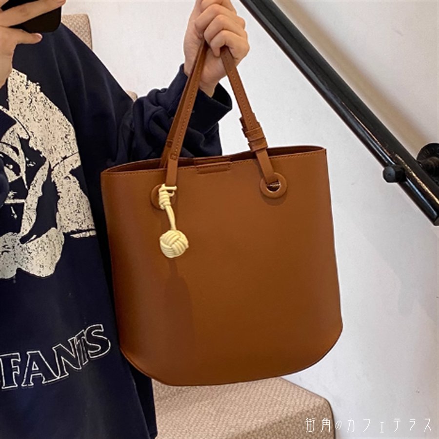 樂天商城 - トートバッグ 4色 大きめ 大容量 持ち手 PU レザー 合皮 可愛い 大人可愛い きれいめ シンプル カジュアル シック コンサバ 華やか 大人 上品 おしゃれ お洒落 主役級 こなれ感 高見え 高級感 無地 秋 冬 お出かけ お買い物 デート 女子会 アウトドア 通勤・通学 20代 30代