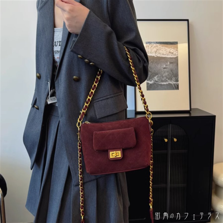 樂天商城 - ショルダーバッグ 4色 キルティング 小さめ コンパクト ストラップ 斜め掛け マチ付き 肩掛け 装飾 持ち手 スエード マルチポケット 内ポケット 外ポケット エレガント 可愛い 大人可愛い きれいめ シンプル カジュアル シック コンサバ 華やか 大人 上品 おしゃれ お洒落