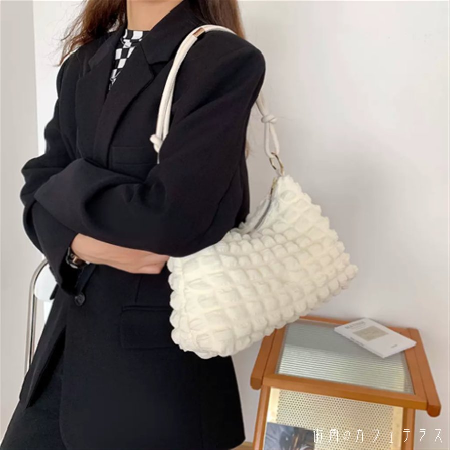 樂天商城 - ハンドバッグ 2色 小さめ コンパクト 持ち手 ファスナー キルティング エレガント 可愛い 大人可愛い きれいめ シンプル カジュアル シック コンサバ 華やか 大人 上品 おしゃれ お洒落 主役級 こなれ感 高見え 無地 20代 30代 40代 レディース 女性用 普段使い ファッション