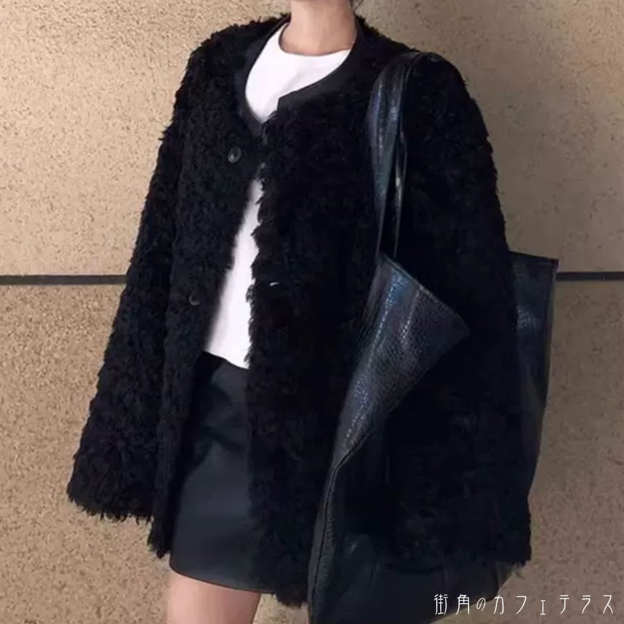 Mouton - ムートンコート アウター 羽織り ショート 長袖 Vネック フレア Aライン 防寒 暖かい ブラック 大人カラー モノトーン 厚手生地 ふわふわ もこもこ ボア かわいい 大人可愛い 綺麗 シンプル カジュアル 大人 上品 おしゃれ お洒落 大人女子 こなれ感 コンサバ 定番アイテム
