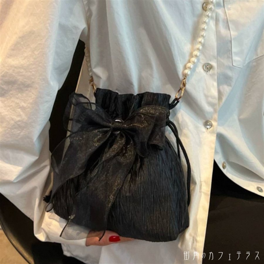 樂天商城 - ショルダーバッグ 4色 小さめ コンパクト 薄型 巾着 ストラップ 斜め掛け 肩掛け パールストラップ リボン パール エレガント 可愛い 大人可愛い きれいめ シンプル カジュアル シック コンサバ 華やか 大人 上品 おしゃれ お洒落 主役級 こなれ感 高見え 高級感
