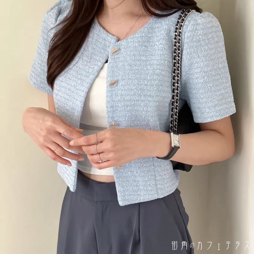 ジャケット 2色 アウター 羽織り ショート クロップド丈 ボレロ 半袖 Vネック フレア Aライン ボタン ホワイト ブルー 大人カラー 薄手生地 かわいい 大人可愛い 綺麗 シンプル カジュアル 大人 上品 おしゃれ お洒落 大人女子 こなれ感 コンサバ 定番アイテム 体型カバーのサムネイル