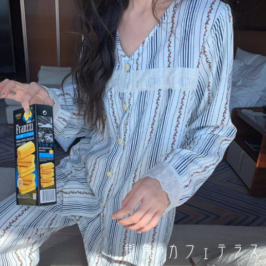 【送料無料】 パジャマ ナイトウェア ルームウェア 上下セット トップス パンツ ロング 長袖 Vネック Aライン フレア ボタン レース 薄手生地 可愛い シンプル カジュアル コンサバ おしゃれ レトロ フェミニン ガーリー ラグジュアリー ストライプ柄 しましま 春 秋 レディース 女性用 20代 30代 40代 部屋着 普段使い ファッション コーデ スタイル 楽ちん 体型カバー 着痩せ リラックスタイムシンプルでありながら、おしゃれさ満点のデザインが魅力的！AラインフレアシルエットとVネックスタイルが女性らしい美しいラインを引き立てます。ボタンとレースのディテールが上品さをプラスし、可愛い雰囲気を演出しています。【カラー】ブルー【サイズ】M　L　XLサイズ：（cm）※トップス M：バスト102 /袖53 /丈65 L：バスト106 /袖54 /丈67 XL：バスト110 /袖55 /丈69サイズ：（cm）※ボトム M：丈95 L：丈97 XL：丈99【商品について】・お手持ちのパソコン・スマホの画面により商品のお色に若干の差がございます。・サイズは買付け先の生産表記ですが測り方により1-3cmほど誤差がある場合がございます。・ノーブランド商品はタグや洗濯表示がないものもあります。【納期について】・2週間-3週間【返品について】・サイズ交換、お色交換などの返品、交換は行っておりませんのでサイズは十分にお確かめの上、ご購入をお願いいたします。・海外製品は日本のものに比べて縫製が粗い場合がございます。糸の始末が悪い、ファスナーが上がりにくい、ボタンのつけ方が甘いということは海外基準では返品対象となりませんのでご理解お願いいたします。【商品コード】RW-0359