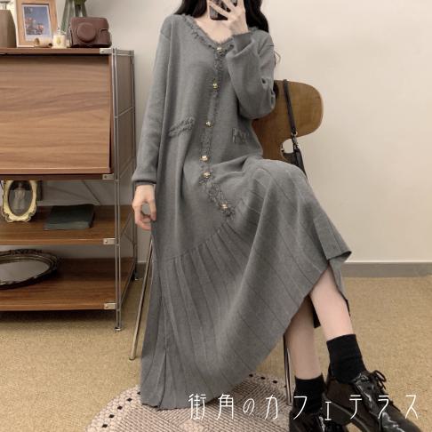 樂天商城 - ロングワンピ ミモレ ゆったり 長袖 Vネック Aライン フレア プルオーバー ニット 切り換え プリーツ ボタン 可愛い 大人可愛い シンプル カジュアル コンサバ おしゃれ お洒落 フェミニン 無地 冬 レディース 女性用 ママ 30代 40代 デート お出かけ 女子会 お呼ばれ 休日