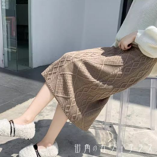 ロングスカート 4色 リブニット 冬 ひざ丈 マキシ丈 フレア Aライン 厚手 あったか かわいい 大人可愛い きれいめ シンプル カジュアル 大人 上品 おしゃれ お洒落 こなれ感 コンサバ系 ラフ 抜け感 30代 40代 レディース 女性用 ママ服 デート お出かけ お呼ばれ 休日 アウトドア お茶会 女子会 授業参観 誕生日会 着回し 普段使い ファッション コーデ スタイル 楽ちん 暖かい 体型カバー 美脚 脚長 定番 着痩せ 垢抜け 大人カラー 秋カラー ニュアンスカラー冬のおしゃれに欠かせないロングスカートですリブニット素材で心地よい着用感が魅力的！ひざ丈やマキシ丈のフレアAラインが大人可愛い印象を演出します♡【カラー】ブラック、ベージュ、ブラウン、ブルー【サイズ】S　M　L　XLサイズ：（cm） S：ウェスト60-66 /ヒップ82-88 /着丈71 M：ウェスト64-70 /ヒップ86-92 /着丈72 L：ウェスト68-74 /ヒップ90-96 /着丈73 XL：ウェスト72-78 /ヒップ94-100 /着丈74【商品について】・お手持ちのパソコン・スマホの画面により商品のお色に若干の差がございます。・サイズは買付け先の生産表記ですが測り方により1-3cmほど誤差がある場合がございます。・ノーブランド商品はタグや洗濯表示がないものもあります。【納期について】・2週間-3週間【返品について】・サイズ交換、お色交換などの返品、交換は行っておりませんのでサイズは十分にお確かめの上、ご購入をお願いいたします。・海外製品は日本のものに比べて縫製が粗い場合がございます。糸の始末が悪い、ファスナーが上がりにくい、ボタンのつけ方が甘いということは海外基準では返品対象となりませんのでご理解お願いいたします。【商品コード】 SK-3563