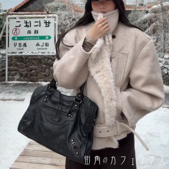 ムートンコート 2色 ショートコート アウター 羽織り ふわふわ もこもこ 厚手 防寒 寒さ対策 ショート 長袖 Vネック フレア Aライン ボタン ポケット ベルト ベージュ グレー 大人カラー ニュアンスカラー 厚手生地 暖かい シンプル カジュアル 大人 上品 おしゃれ お洒落