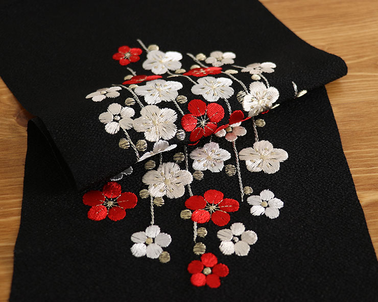 刺繍半衿 - 槍梅（黒）- 半襟 梅 ウメ うめ 花 ブラック クロ 刺繍 ポリエステル 春秋冬 レディース カラー半衿 ちりめん 縮緬 即日発送可 【ネコポス発送】【黒】