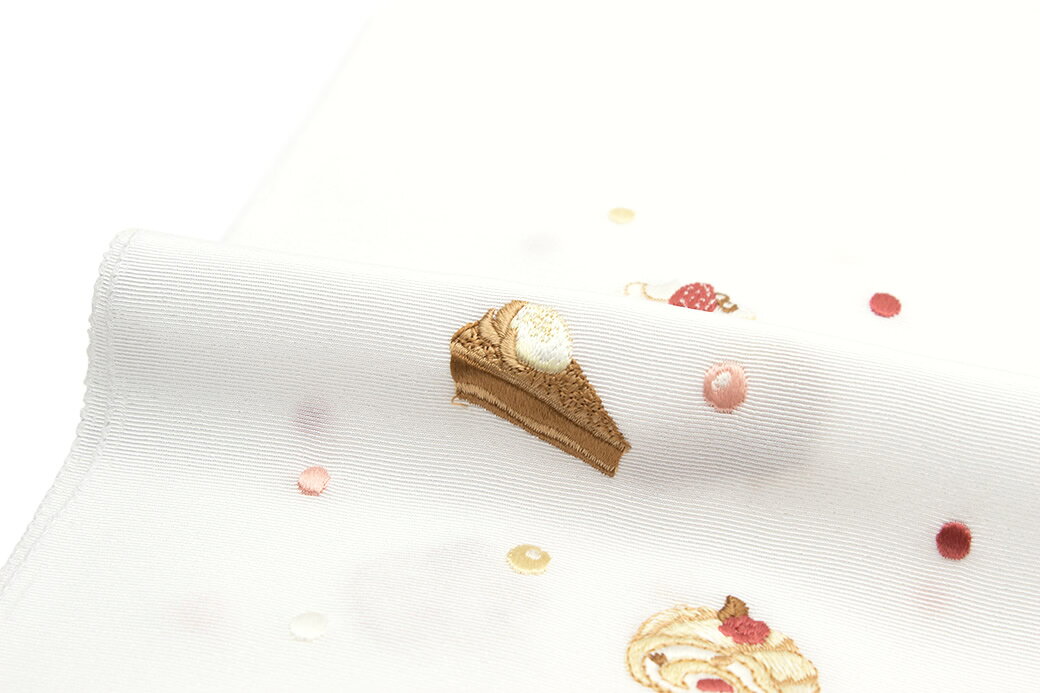 Macleの半襟 刺繍 白 半衿 オフホワイト ケーキ マカロン スイーツ 洋菓子 正絹 和想庵 カジュアル 和装小物 女性 レディース 送料無料｜アングル2