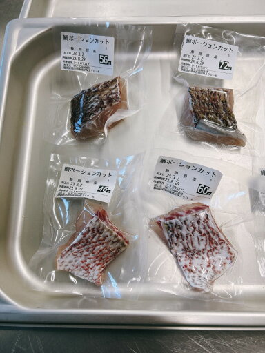 沼津産 鯛 ポーションカット約50g【個包装真空100p】 真鯛切り身 (47-55gの幅) ぶつ切りにした状態の真鯛 (身の部分のみ) 業務用 鯛刺身 炙り鯛刺し 煮付け 塩焼き ムニエル におすすめ 時短商品 処理の手間なし 歩留まり100% 1カットずつ真空 沼津産 鯛 ポーションカット約50g【個包装真空100p】 真鯛切り身 (47-55gの幅) ぶつ切りにした状態の真鯛 (身の部分のみ) 業務用 鯛刺身 炙り鯛刺し 煮付け 塩焼き ムニエル におすすめ 時短商品 処理の手間なし 歩留まり100% 1カットずつ真空