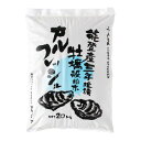 能登産牡蠣の殻を塩分除去します。その原料をさらに粉砕したものです。牡蠣殻の為カルシウムを始めコンキオリンと呼ばれるアミノ酸やミネラルが溶出しやすく、滋味豊かな天然肥料です。【特徴と効果】●海水中の炭酸ガスとカルシウムが結合した炭酸カルシウムが主成分です。●普通肥料としてアルカリ分48％を保証しています。●ミネラル・微量要素も豊富に含まれています。●タンパク質の成分はコンキオリンという真珠にも含まれる良質なアミノ酸で構成されています。内容量20kgサイズ個装サイズ：50×50×30cm重量個装重量：20000g仕様形状:粒状梱包方法:ポリ袋生産国日本fk094igrjs