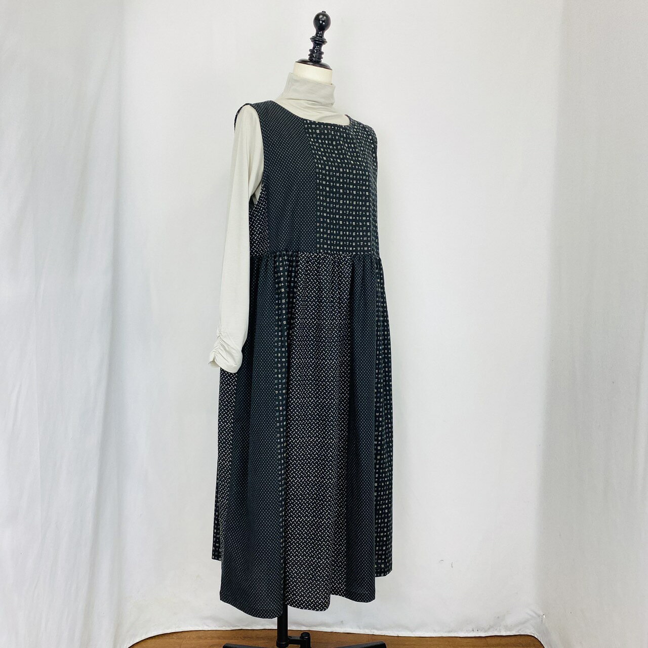 【安曇野染絣】　ウエストギャザー ジャンパースカート ロング丈 黒系 着物柄 和柄 大島柄 フリーサイズ 綿100 コットン 天然素材 ミセス 40代 50代 60代 70代 80代 ぷちままん petitemaman 前田屋