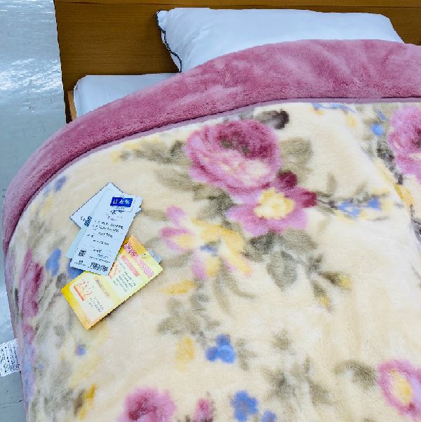 毛布 シングルサイズ ふっくら 日本製 えり付 合わせ毛布 シングル 140×200cm ボリューム 2枚合わせ 二枚合わせ 暖かい毛布 あったか 冬用 節約 節電 ロマンス小杉 国産 maedafuton-10016428 タオル福袋 寝具のまえだふとん店 サンプル画像2