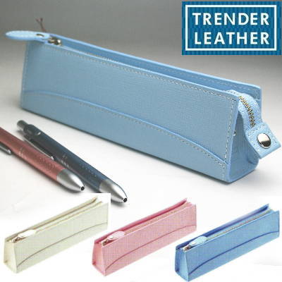 商品名 TRENDER LEATHER　トレンダーレザー　ペンケース 品番 TLPSF-05 サイズ 約）縦180×横50×厚さ35mm、重さ約）75g 材質 牛革（型押し） 仕様 サイドチャック式、ホック付き、三角マチ メーカー PILOT　（株）パイロットコーポレーション 女性に人気！パステルカラーの本革製　ペンケース。 ※他のモール及び店頭売りと在庫を併用しておりますのでご注文後でも在庫切れの 　場合がございますのであらかじめご了承下さい。 【関連商品】 トレンダーレザー　ペンケース　本革製 販売価格　2,940円 (税込)　 トレンダーレザー　本革製　ペンシース　2本差 販売価格　2,625円 (税込)　 本革製　ペンシース　1本差 販売価格　2,100円 (税込)　 トレンダーレザー　名刺入れ（本革製　カードケース） 販売価格　2,625円 (税込)　 ユナイテッドビーズ　ペンホルダー　2本差し　（革製ペンケース） 販売価格　1,260円 (税込)　 パイロット　ツープラスワンレグノ　木軸の多機能ペン 販売価格　2,835円 (税込)　 ビジネス用インナーバッグ　シングルタイプ　A4対応（バッグインバッグ、書類鞄） 販売価格　2,415円 (税込)　 ZOOM717　手帳用ボールペン/手帳用シャープペン 販売価格　2,100円 (税込)　 万年筆　プレラ色逢い　（スケルトンタイプ） 販売価格　3,675円 (税込)　