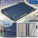 「手帳を開いて書く」「手帳を持ち運ぶ」「書類や小物を手帳に収納する」といった、 手帳を日常で使う際の行為を分析し、使う人の所作を見直す”行為のデザイン”で、 ムダな動きがなく使うことができるシステム手帳 商品名 Bindex バインデックス　セオリア　バイブルサイズ　システム手帳 品番 BA96-4　ネイビー 材質 日本製のエンボス本革レザー/内作りには国産のPVCレザー サイズ 約）横133×縦189×厚さ25mm　 重量：約）350g リフィル サイズ：横95×縦170mm（B6サイズ　バイブルサイズ　6穴） &nbsp;リフィルセット内容 &nbsp;扉、プロジェクトチェックリスト（204）×10、1日計画表（301）×15、ケイページ（401）×30、無地（405）×15、商談メモ（447）×10 仕様 リング内径：15mm、化粧箱入り ※こちらの商品は名入れできません メーカー 日本能率協会マネジメントセンター Bindexセオリアは、従来の手帳カバーを使用する中で感じる不満をひとつひとつ拾いあげ、その問題を解決することで、より快適に「書く」ことを考えました。プロダクトデザイナー村田智明氏とコラボレーションし、氏が提唱する「行為のデザイン」と、手帳メーカー独自の視点を合わせることで誕生したシステム手帳です。手帳とペンと人との関係性をシームレスにつなぐ、Bindexのスペシャルモデルです &nbsp;※店頭及び他のモールと在庫を共有しておりますので、掲載中の商品でも欠品の場合がございますのであらかじめご了承ください。お急ぎの場合はメールで在庫の問い合わせをお願い致します。 Bindex　バインデックス　セオリア　システム手帳　バイブルサイズ バインデックス　B6システム手帳　オレンジ バインデックス　B6システム手帳　エメラルド バインデックス　B6システム手帳　ブラック バインデックス　B6システム手帳　ベージュグレー 日付入りリフィルバイブルサイズはコチラをクリック&nbsp; システム手帳　リフィル メモ帳ノート システム手帳　リフィル ピリット付箋紙 バインデックス　システム手帳　バイブルサイズ システム手帳リフィル　Bindex コンパクトなスライド式ボールペン&nbsp; ペントネ　ペンタイプのフィルム付箋 システム手帳　バイブルサイズ　合皮　スリムタイプ ＊バイブルサイズ　リフィル一覧はこちらをクリック&nbsp;　