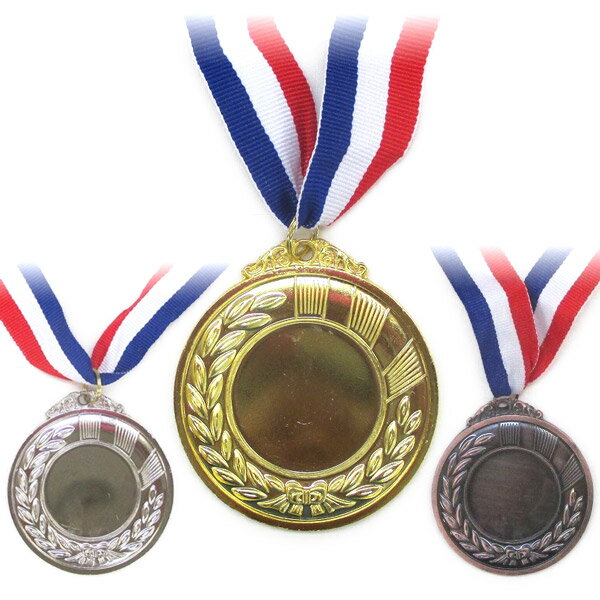 ♪チャ〜ンチャ〜カチャ〜ンチャン♪ あらゆる表彰式にかかせない、金・銀・銅メダルのレプリカです。 スポーツ大会はもちろん、発表会、演奏会、カラオケバトル等、あらゆるコンテストにご利用ください。 ◆詳細◆ メダルx1 カラー：金・銀・銅からお選びください。 素材：金属 メーカー：PLAYAVENUE社、中国製 ◆サイズ◆ ◇メダル：直径約6.6cm ◇リボン：約43cm 重量：約65g ◆商品説明◆ こちらの商品は各色単品での販売です。 本物そっくりのイミテーションのメダルです。 表と裏で異なるデザインになっています。 3点セットでも販売中！ ◆ご注意◆ 弊社では名入れはできません。 ※生産時期によっては、多少色味が異なる場合がございます。 パッケージデザインは、入荷時期により異なる場合があります。 ◆定形外郵便発送が可能です。 送料：1p 210円、2p 350円、3p 510円 カートには、配送方法の選択肢がありません。 ヤマト運輸送料が表示されますが、そのままお進みいただき、 「備考欄」から「定形外希望」とお知らせください。 ご注文確認後に、送料を変更しご案内させていただきます。 【配送について】※ご確認ください。重量感が心地良い♪本格的なメタル製の金・銀・銅メダルです。1個から販売中！
