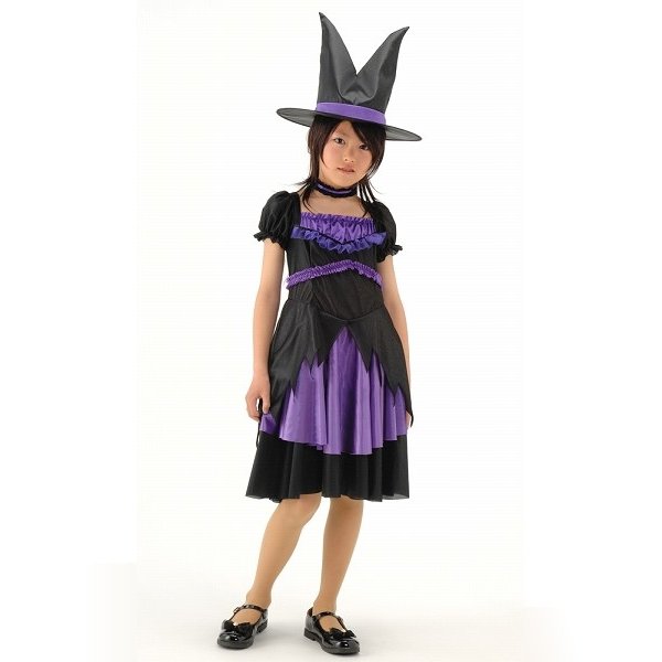 ※廃番商品のため、奉仕価格としています。 奉仕品の返品はお受けできませんので、予めご了承ください。 女の子用魔女コスチューム☆ ハロウィン仮装やパーティー、イベントにどうぞ♪ ◆詳細◆ 内容：ワンピース・帽子・チョーカー ※靴は付属しません。 素材：ポリエステル、洗濯不可 メーカー：JIG社、台湾製 ◆サイズ◆ 【子供用130サイズ】 対応身長：125〜138cm 着丈：67cm バスト：58〜72cm ウエスト：50〜60cm 頭囲：〜57cmまで対応 モデル身長：135cm ◆商品説明◆ 紫＆黒の2段フリルのワンピースドレス☆ 可愛らしさと、大人っぽさを演出するよ！ 2本ツノの帽子も可愛いよ！ 背中ファスナー開閉着用です。 ◆ご注意◆ 奉仕品としてご奉仕価格で販売しております。 使用に差支えのない程度の、傷、汚れ、黄ばみ、ほつれ、縫製不良等がある場合がございます。 奉仕品の返品はお受けできませんので予めご了承ください。 細かい部分が気になる方は購入をご遠慮ください。可愛い魔女に大変身☆ウィッチガール ルナツノ付き帽子も可愛くって大人気♪