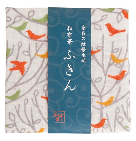 こんなに硬いのに！・・・洗った瞬間から、柔らか生地に変身！！ 奈良の蚊帳づくりの伝統を活かした蚊帳生地を使用した ハンカチ です。 綿と天然パルプ由来のレーヨンで、使うほどに柔らかくなる、やさしい使い心地を実感していただけます。 ※塩素系漂白剤もご使用いただけます。 ちょっとした贈り物・プチギフトにも最適です。 ■サイズ：約30×40cm ■生産地：日本 ■素材・成分：5枚合わせ生地 1枚目：綿100％ 2〜5枚目：レーヨン100％ ■最初パリッと、、、 昔ながらの蚊帳生地はたて糸と、よこ糸が交互に重なって織られています。 平織りともいわれ、織物の中では、比較的シンプルな織り方です。 生地1枚は薄いので、かや織りふきんは、生地が8枚重ねられてふきんになっています。 かや織りは、たて糸の上、下、上、下と、順番に、よこ糸を通して織られます。 たて糸は、ピンと張られて、よこ糸に上をこえられ、下をくぐられ… 糸同士がこすれ合うので、その負担は結構なもの。 そんなたて糸の強度を増すため、製造時たて糸は糊付けされます。 そのため、新品の時はパリッと硬い状態です。水で洗い流すうちに、のりが取れて、柔らかい本来の生地のとなります。