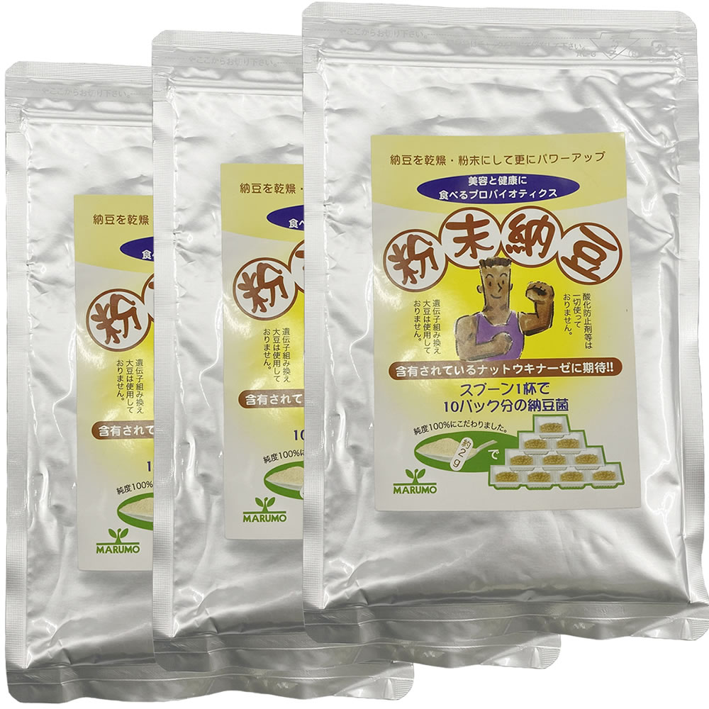 まるも 粉末納豆 100g 納豆菌が小さじ1杯で納豆パックのなんと10パック分！ 純度100％　食べるプロバイオティクス 納豆菌がぎゅっと詰まった粉末納豆。 小さじ1杯をお料理にふりかけたり、飲み物に混ぜたりそのままでもどうぞ。 納豆粉末の効果的な摂取方法は・・・？ ●珈琲、お茶などに混ぜて飲むと納豆特有のアンモニア臭を消すことができます。 ●ふりかけなどに混ぜてとると食べやすくなります。 ●牛乳、ヨーグルトなど乳製品に混ぜると臭いが気にならず、乳酸菌と納豆菌が効果的に反応します。 ●味噌汁な、カレー、シチューなどに入れるとより食べやすくなります。 ●お浸しなどごまと混ぜる。 ●白湯に入れて、そのまま飲むと納豆菌がすぐに活動しはじめ、白湯にネバネバが生じます。 - 製造工程- 大豆を蒸し煮する。⇒納豆菌を接種する。培養し、大豆を分解発酵させる。 ⇒乾燥し、粉末に加工する。 商品情報 ・・・・・・・・・・・・・・・・・・・・・・・・・・・・・・・・・・・・・・・・・・・・・・・・・・・・・・・・・・・・・・・・・・・・・・・・・ 商品No 原材料 大豆(非遺伝子組換)、納豆菌 分類 食品 機能 納豆菌、美容・健康維持 商品名 粉末納豆 内容量 100g 期限 製造日より2年(未開封) 販売者 まるも株式会社 JAN 　 　 お召し上がり方 栄養成分 100gあたり エネルギー 356kcal たんぱく質 50.5g 脂質 0.4g 炭水化物 37.1g 灰分 7.9g ナトリウム 280mg カルシウム 400mg 牛乳やヨーグルトなどの乳製品や、味噌汁やカレーシチューなどに混ぜてお召し上がりください。 ヨーグルトと混ぜるとプチプチ美味しい！ニオイも気になりません♪ 注意 冷暗所にて保管し、開封後はなるべく早くお召し上がり下さい。 -おすすめ！- お家で簡単♪ヨーグルトを手作りしよう！まるも 粉末納豆 100g 納豆菌が小さじ1杯で納豆パックのなんと10パック分！ 純度100％　食べるプロバイオティクス 納豆菌がぎゅっと詰まった粉末納豆。 小さじ1杯をお料理にふりかけたり、飲み物に混ぜたりそのままでもどうぞ。 納豆粉末の効果的な摂取方法は・・・？ ●珈琲、お茶などに混ぜて飲むと納豆特有のアンモニア臭を消すことができます。 ●ふりかけなどに混ぜてとると食べやすくなります。 ●牛乳、ヨーグルトなど乳製品に混ぜると臭いが気にならず、乳酸菌と納豆菌が効果的に反応します。 ●味噌汁な、カレー、シチューなどに入れるとより食べやすくなります。 ●お浸しなどごまと混ぜる。 ●白湯に入れて、そのまま飲むと納豆菌がすぐに活動しはじめ、白湯にネバネバが生じます。 - 製造工程- 大豆を蒸し煮する。⇒納豆菌を接種する。培養し、大豆を分解発酵させる。 ⇒乾燥し、粉末に加工する。 商品情報 ・・・・・・・・・・・・・・・・・・・・・・・・・・・・・・・・・・・・・・・・・・・・・・・・・・・・・・・・・・・・・・・・・・・・・・・・・ 商品No 原材料 大豆(非遺伝子組換)、納豆菌 分類 食品 機能 納豆菌、美容・健康維持 商品名 粉末納豆 内容量 100g 期限 製造日より2年(未開封) 販売者 まるも株式会社 JAN 　 　 お召し上がり方 栄養成分 100gあたり エネルギー 356kcal たんぱく質 50.5g 脂質 0.4g 炭水化物 37.1g 灰分 7.9g ナトリウム 280mg カルシウム 400mg 牛乳やヨーグルトなどの乳製品や、味噌汁やカレーシチューなどに混ぜてお召し上がりください。 ヨーグルトと混ぜるとプチプチ美味しい！ニオイも気になりません♪ 注意 冷暗所にて保管し、開封後はなるべく早くお召し上がり下さい。