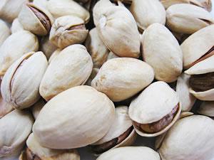 Pista with shell ピスタチオ(殻つき) 500g Pista with shell ピスタチオ(殻つき) は、イラン産の殻つきのピスタチオ。堅い殻を割って渋皮を剥くと、鮮やかなグリーンで香ばしいナッツが出てきます。周りの殻を剥いて、そのままお召上がりいただくほか、細かく刻んだり粉末やペーストにして、お料理などにご利用下さい。 ・原産国/イラン　(変更となる場合もございます) ※お知らせ※ イラン国内の価格変動と為替の変動により、商品価格が変更となりました。 ご容赦のほどお願い申し上げます。 ■インドベジって？ 「ベジタリアン(vegetarian)」という言葉をそのまま訳すと、「菜食主義者」「菜食（主義）の」となります。ベジタブル＝野菜の語尾が変化したものと思われやすいのですが、もともとは「健全な、新鮮な、元気のある」という意味のラテン語「vegetus」に由来しています。ベジタリアンにもいくつかのタイプがありますが、「アンビカ」では、インディアン・ベジタリアン(Indian Vegetarian) 『ヒンドゥー教の教えに基づくインドの菜食主義者。肉、魚、卵をとらず多少の乳製品をとる。』の人が安心して買い物ができる商品をご用意しております。 商品情報 ・・・・・・・・・・・・・・・・・・・・・・・・・・・・・・・・・・・・・・・・・・・・・・・・・・・・・・・・・・・・・・・・・・・・・・・・・ 原材料名 ピスタチオ 内容量 500g 賞味期限 製造年月日より1年(未開封) 保存方法 直射日光や高温の場所を避けて保存して下さい。 販売者 アンビカトレーディング株式会社 JAN/4582238351803 ご注文の前に・・・ 当商品は輸入商品となります。 ※まれに、商品のへこみや変形等がある場合がございます。また、予告なしに内容変更や取り扱い終了となる場合もございます。予めご容赦くださいませ。 ※取り寄せとなりますため発送までに1週間前後お時間がかかる場合がございます。 →アンビカトレーディング 食品 &gt; インド食材 &gt; ナッツ、ドライフルーツ