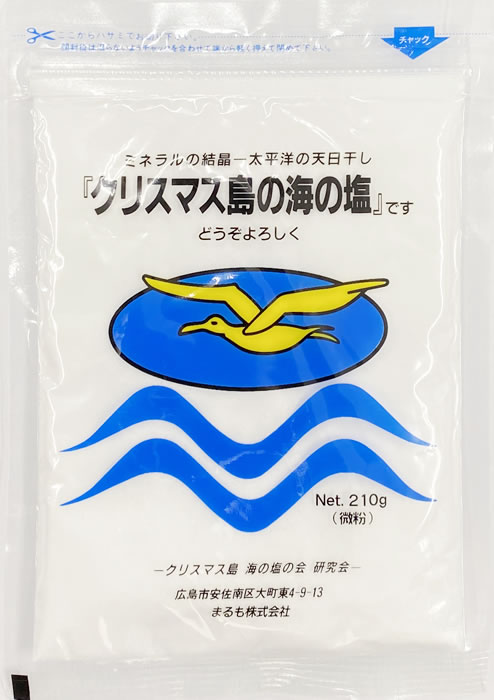 太平洋のどまんなか、赤道付近に位置するクリスマス島は世界最大のサンゴ礁の島です。 この海域では深層海流がぶつかり合い海表面にあふれ出し、澄みきった美しい海水が、サンゴ礁や魚などの生命の源を育んでいます。 「クリスマス島の海の塩」は、この美しい海の海水を煮詰める事無く、照りつける太陽と月の光、天然の風などにより大自然のチカラのみで結晶した完全天日塩です。 舌に甘く、まろやかな甘みとすっきりとした後味。 商品情報 商品No 　 原材料 海水 分類 食品 機能 調味料 商品名 クリスマス島の海の塩 粉末 内容量 微粉/210g、800g 粉末/340g、750g クリスタル/340g、750g 製造者 まるも株式会社 原産国 キリバス共和国(クリスマス島) JAN 　 　