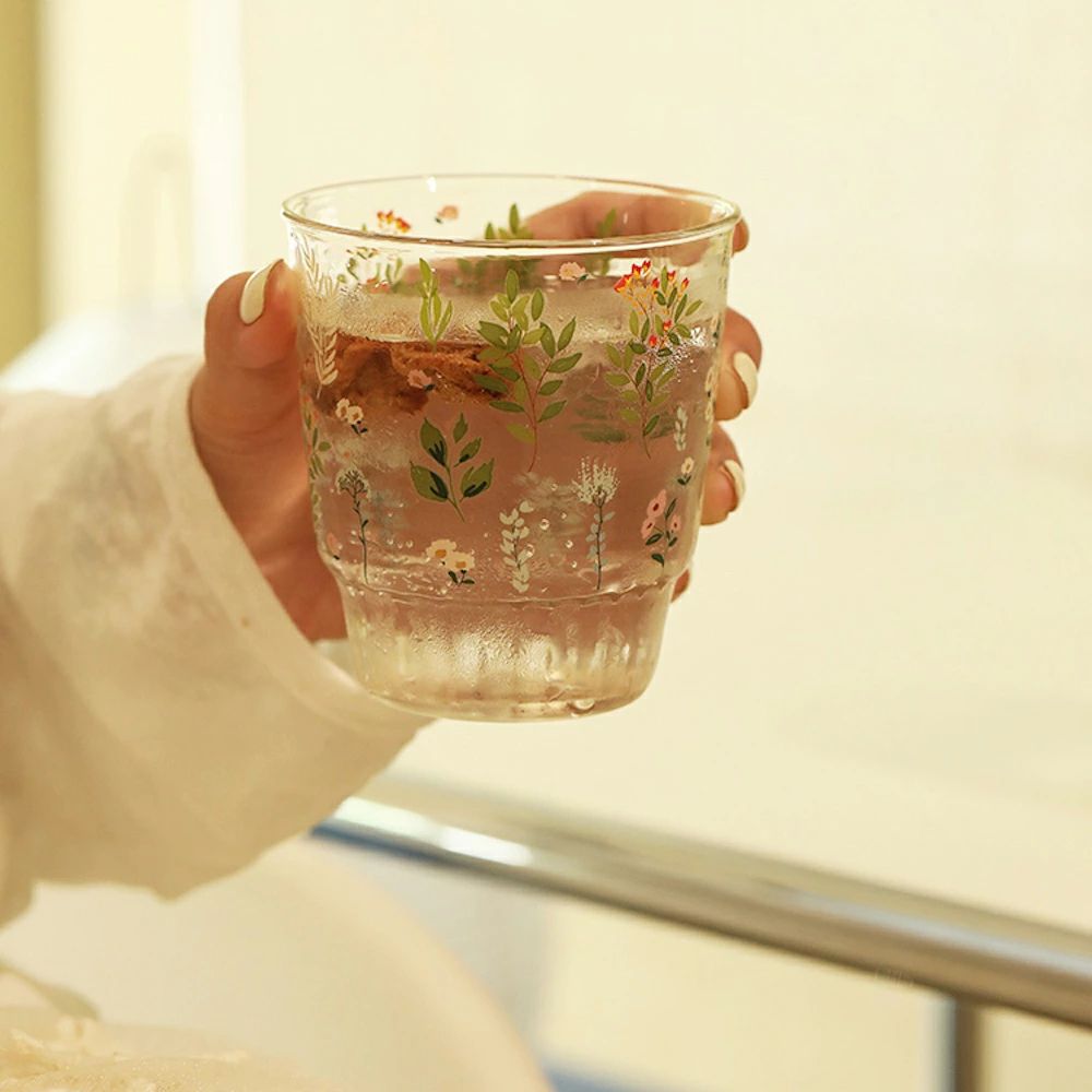 安全・安心 当該商品は「日本食品検査」を受けましたので、ご安心にお使えいただけます。♪⇒徹底した品質管理で国際規格のISO認定工場。出荷前に専門のスタッフがしっかり検品して出荷いたします。ご購入後、万が一商品に不具合がある場合（初期不良など）は、1ヶ月以内に無償で交換いたします。 品質表示 耐熱ガラス（耐熱温度-20°〜120°） 容量:約390ml 、 口径約8.9cm、高さ約10cm ※一つ一つ吹き職人の手によって作られるグラスのため、サイズや形など仕上がりに若干の個体差が生じます。 取扱説明 ※電子レンジ・食洗機対応可 ※花柄の部分は、 食器洗い機で洗浄する際に、摩擦や高温によって剥がれる可能性がございますので、ご了承ください。 ※非常に美しく商品でございますので、手洗いをお勧めいたします。 注意事項 ※ガラス食器は、製造過程上、ゆがみ・表面の細かいキズ・細かい気泡・底部及び側面のシワ跡・冷却時の水滴汚れ・曇り現象のような状態が若干発生します。これらは使用上商品の特性を減少させるものではございませんので安心してお使いください。※色がある場合、モニターの発色の具合によって実際のものと色が異なる場合がある。 ※ご使用のモニターによって（撮影上にもより）実際の色と若干異なる場合がございます。 上記規定の対象外の品に関してのご返品・ご交換は、【お客様都合】とさせて頂きます。 【お客様都合】でのご交換・ご返品の場合は、往復の送料はお客様のご負担となります。 ご了承のうえ、ご購入下さい。 ガラス製品を長くお使いいただくコツ ●電子レンジ等で加熱したあと取り出すときは冷たいところを避け、布や木など熱の緩衝してくれる素材の上に置きましょう。 ●食器洗浄機はメーカーによって水圧や温度が異なるため、おすすめしません。 ●サイズは平置きとなりますので、スタッフ間で統一、徹底はしておりますが、若干の誤差がある場合がございます。 ●ガラスは、引張り応力により破損する。耐熱ガラスを含めガラス製品を長く使うためには、金属でたたいたり、陶磁器等硬いものとぶつけたり、研磨剤入りスポンジでこすったりなどせずに、できるだけキズをつけないようにすることが大変重要なポイントになります。 ●ガラスを含めほとんどの物質は、加熱され温度が上がることによって膨張し、冷やされることによって収縮する。熱による破損は、ほとんどの場合急冷や急加熱により発生する。耐熱ガラスは、熱による膨張・収縮が非常に小さくなっているため、この膨張・収縮による各応力の発生を小さく抑えることができ、熱に強くなります。 ●ガラスが割れる時は、必ず引張り応力側の面についたキズを起点として破損します。キズが強い (深い) ほど小さな応力で破損します。傷は使用を繰り返すうちに成長し (深くなっていく) 、ガラスの強度は低下します。安全・安心 当該商品は「日本食品検査」を受けましたので、ご安心にお使えいただけます。♪⇒徹底した品質管理で国際規格のISO認定工場。出荷前に専門のスタッフがしっかり検品して出荷いたします。ご購入後、万が一商品に不具合がある場合（初期不良など）は、1ヶ月以内に無償で交換いたします。 品質表示 耐熱ガラス（耐熱温度-20°〜120°） 容量:約390ml 、 口径約8.9cm、高さ約10cm ※一つ一つ吹き職人の手によって作られるグラスのため、サイズや形など仕上がりに若干の個体差が生じます。 取扱説明 ※電子レンジ・食洗機対応可 ※花柄の部分は、 食器洗い機で洗浄する際に、摩擦や高温によって剥がれる可能性がございますので、ご了承ください。 ※非常に美しく商品でございますので、手洗いをお勧めいたします。 注意事項 ※ガラス食器は、製造過程上、ゆがみ・表面の細かいキズ・細かい気泡・底部及び側面のシワ跡・冷却時の水滴汚れ・曇り現象のような状態が若干発生します。これらは使用上商品の特性を減少させるものではございませんので安心してお使いください。※色がある場合、モニターの発色の具合によって実際のものと色が異なる場合がある。 ※ご使用のモニターによって（撮影上にもより）実際の色と若干異なる場合がございます。 上記規定の対象外の品に関してのご返品・ご交換は、【お客様都合】とさせて頂きます。 【お客様都合】でのご交換・ご返品の場合は、往復の送料はお客様のご負担となります。 ご了承のうえ、ご購入下さい。 ガラス製品を長くお使いいただくコツ ●電子レンジ等で加熱したあと取り出すときは冷たいところを避け、布や木など熱の緩衝してくれる素材の上に置きましょう。 ●食器洗浄機はメーカーによって水圧や温度が異なるため、おすすめしません。 ●サイズは平置きとなりますので、スタッフ間で統一、徹底はしておりますが、若干の誤差がある場合がございます。 ●ガラスは、引張り応力により破損する。耐熱ガラスを含めガラス製品を長く使うためには、金属でたたいたり、陶磁器等硬いものとぶつけたり、研磨剤入りスポンジでこすったりなどせずに、できるだけキズをつけないようにすることが大変重要なポイントになります。 ●ガラスを含めほとんどの物質は、加熱され温度が上がることによって膨張し、冷やされることによって収縮する。熱による破損は、ほとんどの場合急冷や急加熱により発生する。耐熱ガラスは、熱による膨張・収縮が非常に小さくなっているため、この膨張・収縮による各応力の発生を小さく抑えることができ、熱に強くなります。 ●ガラスが割れる時は、必ず引張り応力側の面についたキズを起点として破損します。キズが強い (深い) ほど小さな応力で破損します。傷は使用を繰り返すうちに成長し (深くなっていく) 、ガラスの強度は低下します。