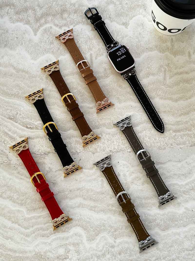 ◆【対応機種】：apple watch series9/8/7/6/5/4/3/2/1/SE。38mm/40mm/41mm 42mm/44mm/45mm/49mm ※Apple watch付属いません。◆【特徴】【品質優れ】：高級のソフトな素材で仕上がたバンドで、肌触りが柔らかくて快適です。ファーションなデザインと精密な手作り、その上、ステンレスて仕上げていたバックル、耐久性が強く、通気性も良くて、長持ちできるバンドです！【材質】高級材質利用して、精密製作、良い手触りがある。あなたのリストの状況に応えてストラップの長さを調節できます。【優雅な外見】：人体工学に基づいて、お洒落で高級感溢れたバンド、ビジネスやカジュアルや学校等、色んなシーンに適用します。◆ご注意ください腕時計本体は付属しておりません。※商品のお色は撮影時の環境、ディスプレイの発色などにより実物と多少の違いが生じることがございます。予めご下さいませ。※本商品は、配達の日時指定ができません。※イメージ違いでのご返品は不可となります。