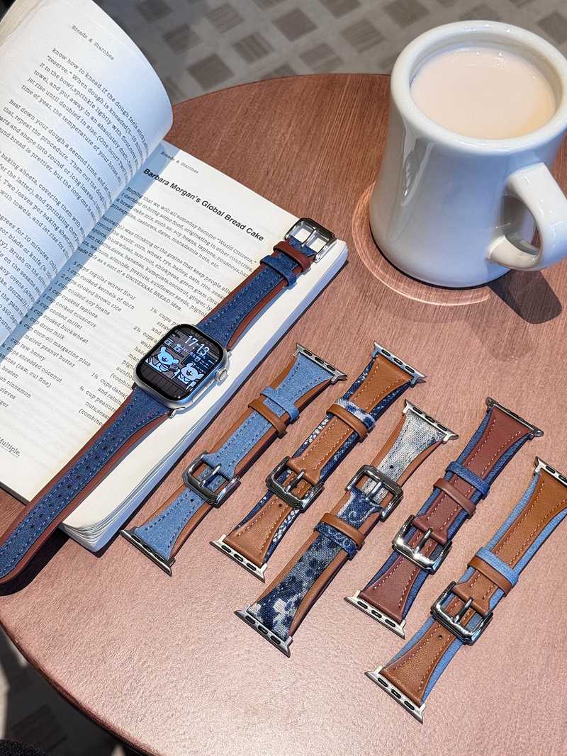 ◆対応機種：apple watch 10代（42mm/46mm）apple watch ultra 1代 2代（49mm）apple watch 9代 8代 7代 (41mm/45mm)apple watch4.5.6.se se2代 (40mm/44mm)apple watch1.2.3代 (38mm/42mm)○【適用モデル】Apple Watch バンド 38/40/41/S10 42mm/44/45/49/S10 46mm に対応、Series SE/10/9/8/7/6/5/4/3/2/1の全シリーズに対応出来ます。※Apple Watch本体が付属いません。【大人かわいい＆クールなカラーバリエーション】 男女兼用のカラー展開。スタイリッシュなデニムとレザーの組み合わせがとってもおしゃれ、デイリーカジュアルにもビジネスにもおすすめデザイン！ウォッチ本体に対して簡単に着脱可能なので、手軽にたくさんのオシャレなスタイルを楽しむことができます。 自分の手首サイズに合わせて細かなサイズ調整が可能です。バックルデザインも上品で、大人っぽい雰囲気を演出してくれます。 ウォッチ本体に対して簡単に着脱可能！ 手軽にカラーチェンジを楽しめます。 男女兼用で使用できるため、幅広くお使いいただけます。【ご注意】：水濡れや長時間の使用による変色、退色、硬化、型くずれは避けられません。革部分手入れされる場合は革製専用クリーナーをご使用ください。○【!】○商品のお色は撮影時の環境、ディスプレイの色などにより実物と多少の違いが生じることがございます。予めご下さいませ。【ご注意】●製造ロットにより、細部形状の違いなどに多少の誤差が生じます。●多少の傷、汚れ、色剥げ等がみられる場合がございます。●本製品を使用した事による、直接的もしくは間接的に生じた損害、破損(データを含む)については弊社では責任を負いかねます。●商品のお色は撮影時の環境、ディスプレイの色などにより実物と多少の違いが生じることがございます。予めご下さいませ。●イメージ違いでのご返品は不可となります。●代金引換決済はご利用いただけません。●配日時のご指定はできません。●簡易梱包でさせていただきます。※住所不備/付先間違い/部屋番号の記入漏れなどにより、商品が返された場合には、再金を別途ご負担いただきます。予めごの上、ご注文くださいますようお願い致します。