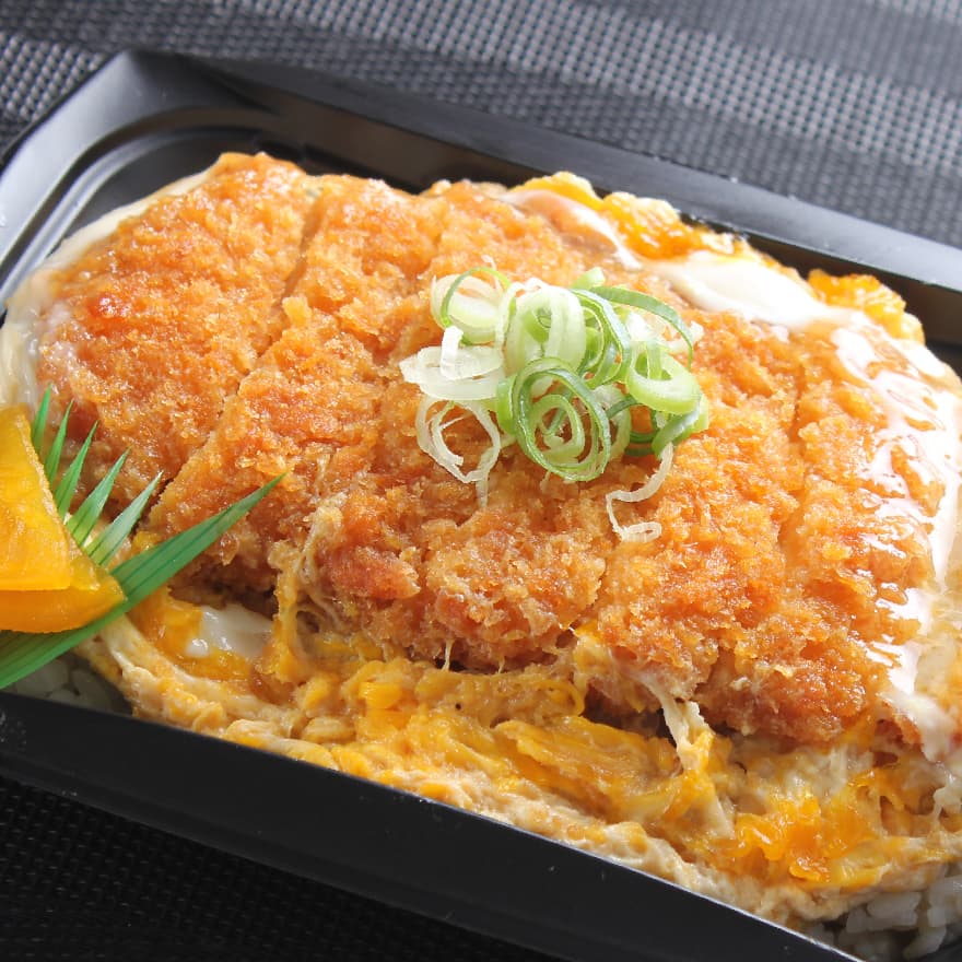 商品内容 かつ丼 3食セット 内容量 約460g×3セット 原材料 白飯（国産米使用）、ロースカツ、鶏卵、うすくちしょうゆ（本醸造）、こいくちしょうゆ（本醸造）、たまねぎ、みりん、風味調味料（かつお等）、粉糖／加工澱粉、調味料（アミノ酸等）、p H調整剤、トレハロース、酒精、乳化剤（ステアリル乳酸Ca）、アンモニア、イーストフード、亜硫酸塩、塩酸、苛性ソーダ、酵素、酸化防止剤（V．C、亜硫酸塩）、増粘多糖類、（一部に小麦・卵・乳成分・大豆・豚肉を含む。） 本製品に含まれているアレルギー物質 小麦・卵・乳成分・大豆・豚肉 栄養成分表示推定値 （100gあたり） エネルギー229kcal、タンパク質8.6g、脂質10.5g、炭水化物23.2g、食塩相当量2.1g 配送方法 冷凍便 送料 無料　※北海道・沖縄への配送は別途800円頂戴いたします。 賞味期限 商品到着後90日、但し解凍後は当日中にお召し上がりください。 保存方法 冷凍（-18℃以下） 製造業者 吉井食品株式会社 〒799-1352 愛媛県西条市三津屋東9-1 〒794-0059　愛媛県今治市鯉池町3丁目3-44（本社） TEL:0898-52-8633 　 内祝 内祝い お祝い返し ウェディングギフト ブライダルギフト 引き出物 引出物 結婚引き出物 結婚引出物 結婚内祝い 出産内祝い 命名内祝い 入園内祝い 入学内祝い 卒園内祝い 卒業内祝い 就職内祝い 新築内祝い 引越し内祝い 快気内祝い 開店内祝い 二次会 披露宴 お祝い 御祝 結婚式 結婚祝い 出産祝い 初節句 七五三 入園祝い 入学祝い 卒園祝い 卒業祝い 成人式 就職祝い 昇進祝い 新築祝い 上棟祝い 引っ越し祝い 引越し祝い 開店祝い 退職祝い 快気祝い 全快祝い 初老祝い 還暦祝い 古稀祝い 喜寿祝い 傘寿祝い 米寿祝い 卒寿祝い 白寿祝い 長寿祝い 金婚式 銀婚式 ダイヤモンド婚式 結婚記念日 ギフト ギフトセット セット 詰め合わせ 贈答品 お返し お礼 御礼 ごあいさつ ご挨拶 御挨拶 プレゼント お見舞い お見舞御礼 お餞別 引越し 引越しご挨拶 記念日 誕生日 父の日 母の日 敬老の日 記念品 卒業記念品 定年退職記念品 福利厚生 ゴルフコンペ コンペ景品 景品 賞品 粗品 初盆 供物 お供え お中元 御中元 お歳暮 御歳暮 お年賀 御年賀 残暑見舞い 年始挨拶 話題 のし無料