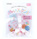 ぬいぐるみの生地やさん監修「ぬいのボディ」Mサイズにピッタリ合わせた専用スタンドです。台座を可愛くデコって、自由にカスタマイズ。ぬいぐるみのディスプレイや、お家の居場所として使用します。高品質な日本製のパーツを使用し、重みのあるぬいぐるみをしっかりグリップ。ツメの先端にも滑り止めを付け、よりグリップ力をアップさせています。 ◆素材：プレート(台座)部分 ABS樹脂 / ジョイント部分 ポリアセタール・ポリカーボネート / ツメ部分 ポリスチレン・熱可塑性エラストマー ◆サイズ：ぬいのボディMサイズ用（約17cmのぬい対応） ◆重量：約27g ◆生産国：日本