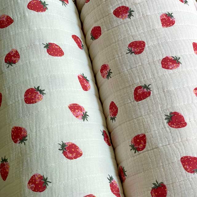 いちご柄 ぽこぽこダブルガーゼキルティング生地 縦キルト アイボリー/薄ピンク(くだもの・ストロベリー・入園入学通園通学)150-2646-A