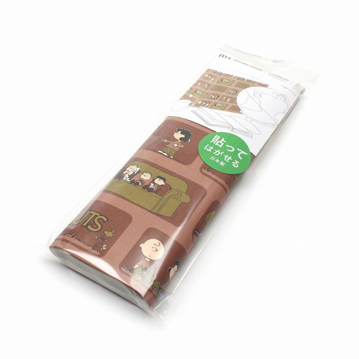 世界中で愛される『Peanuts(ピーナッツ)』スヌーピーとカモ井加工紙mtとのコラボ商品。 「貼ってはがせるDIYツール」 豊富なデザインがお求めやすい価格で楽しめるリメイクシート。お好きな形に自由自在にカットできるので家具や小物などインテリアのアレンジにぴったりです。新基材の採用で貼りやすさをさらに追求しました。 〜リメイクシートの使い方〜 1、スリット入りの剥離紙を半分はがします。 2、位置を決めて貼ったら、残りの剥離紙を外して最後まで貼ります。 《POINT》 スキージーやタオル、軍手で押さえるとさらに空気を入れずに貼ることができます。 〇お好きなサイズ、形にカットして自由にリメイクできるのり付きシート〇 はさみやカッターがあれば、専用の糊など特別な道具は不要です。27×90cmの大判シートだから自由自在にカットして、サイズを調整できます。またリピート柄だから、繋げて壁やテーブルなど広範囲にも対応できる大きなものから小さなものまでさまざまなリメイクに万能なのり付きシートです。 〇いつもの家具を、素敵にリメイクできる〇 布、プラスチック、木などに対応可能な粘着剤を使用。確かな品質の日本製リメイクシートだから、しっかり貼れてちゃんとはがせる。賃貸のお部屋にもぴったりです。また高い隠蔽性で下地をキレイにカバーします。 〇薄くて丈夫なので、曲面にもなめらかに貼ることができます〇 空き缶や茶筒など、円形のものにも添うように貼れるのでアレンジできるアイテムの幅が広がります。アーティストコラボなど豊富なデザインの中からテキスタイルを選ぶようにコーディネイトして身の回りにある小物をアレンジしてみませんか？ テープサイズ：幅270mm×90cm 素材：紙