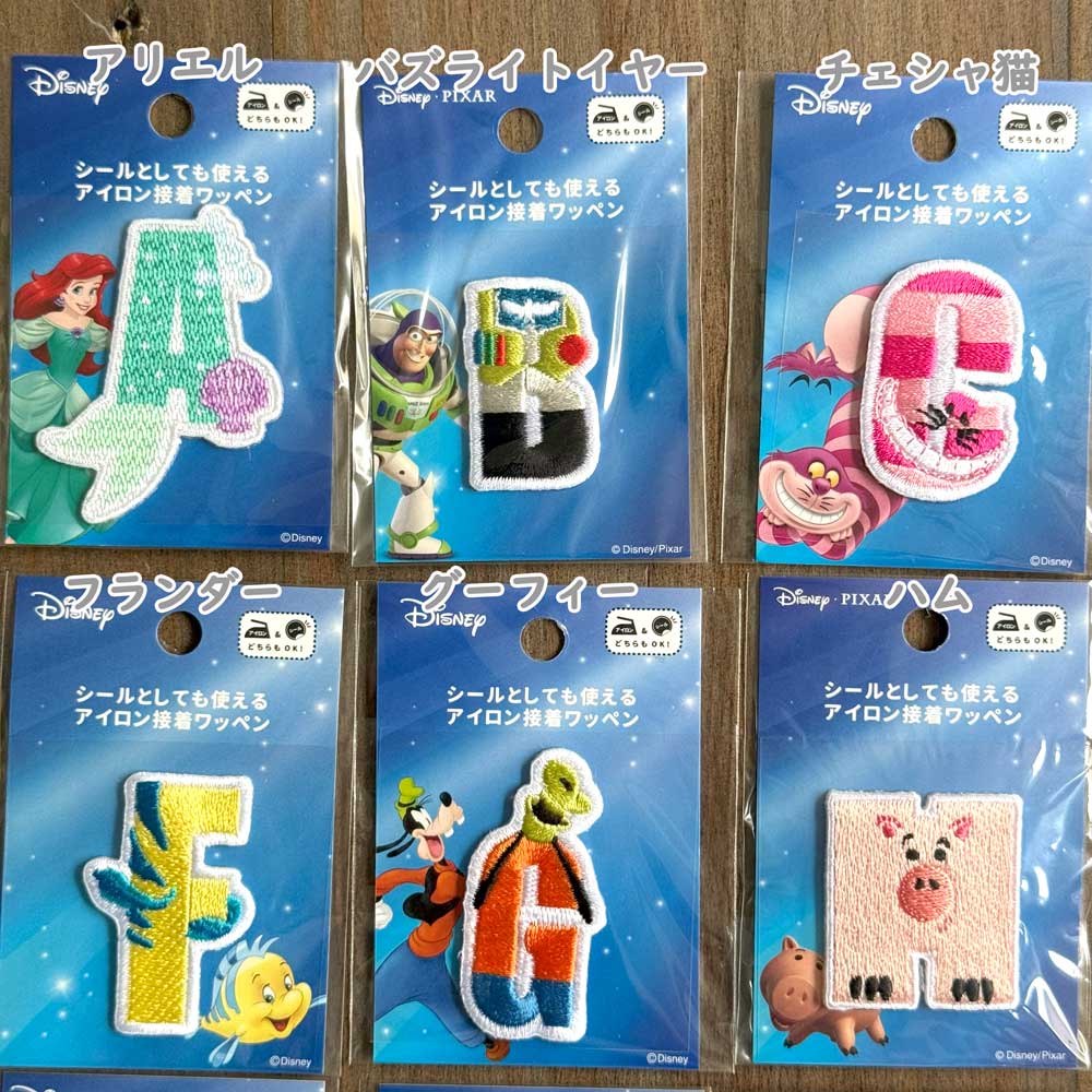 ディズニーアルファベットワッペン シール・アイロン接着両用ワッペン [Disneyキャ...