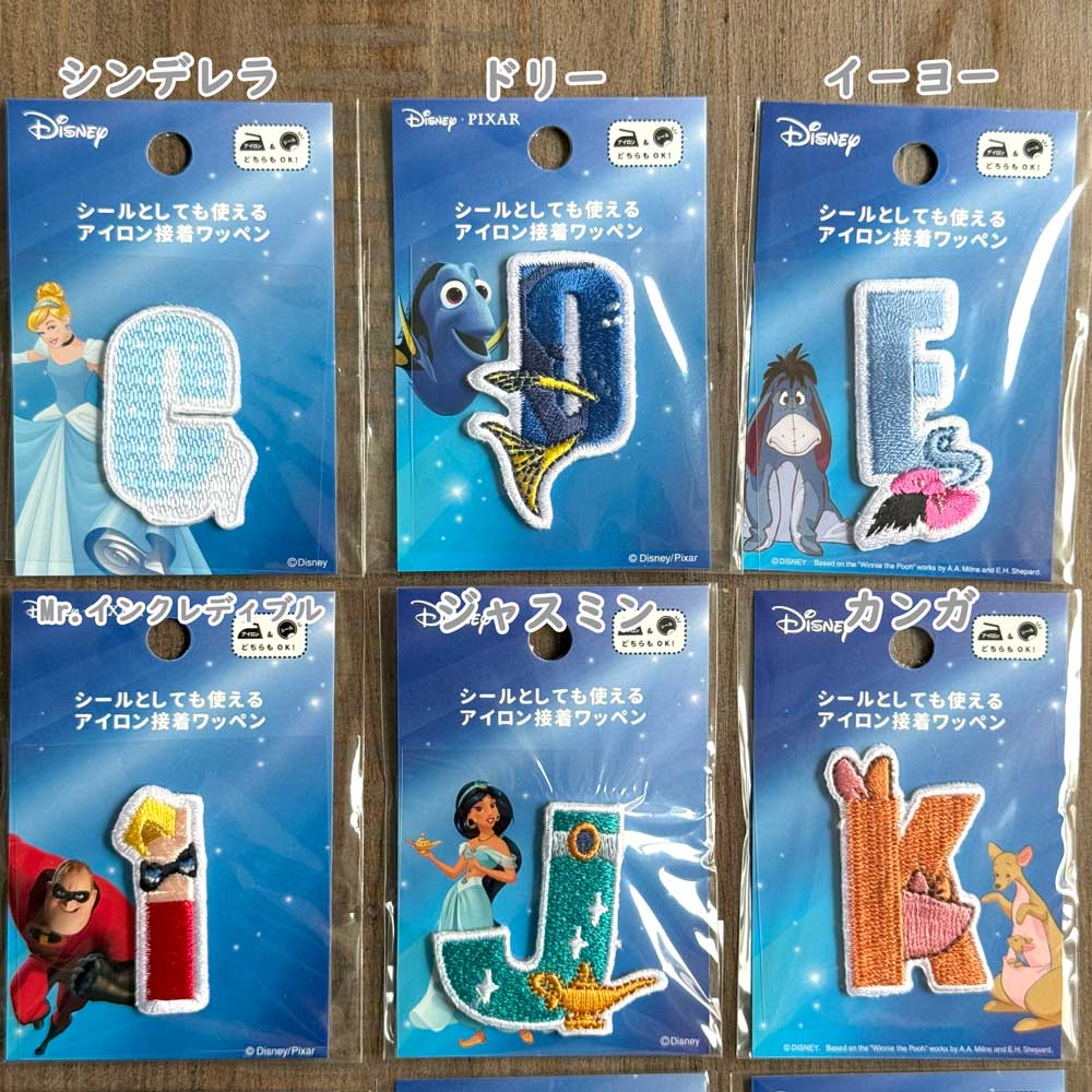 ディズニーアルファベットワッペン シール・アイロン接着両用ワッペン [Disneyキャ...