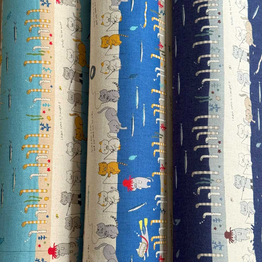 綿麻キャンバス生地 『釣り猫feat.チンアナゴ』サックス/ブルー/ネイビー【猫柄/ねこ柄/動物柄/綿麻キ..