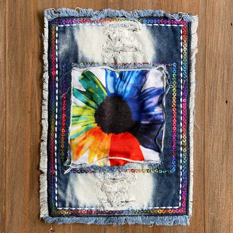 デニム生地をスパンコールやダメージ加工、ブリーチ加工でカスタマイズしたワッペンです。Tシャツ、ジャケットなどのウェアやバッグ、ポーチなどの小物に貼り付けるとインパクト抜群です！ ※シール・アイロン接着タイプではございませんので、布用接着剤も...