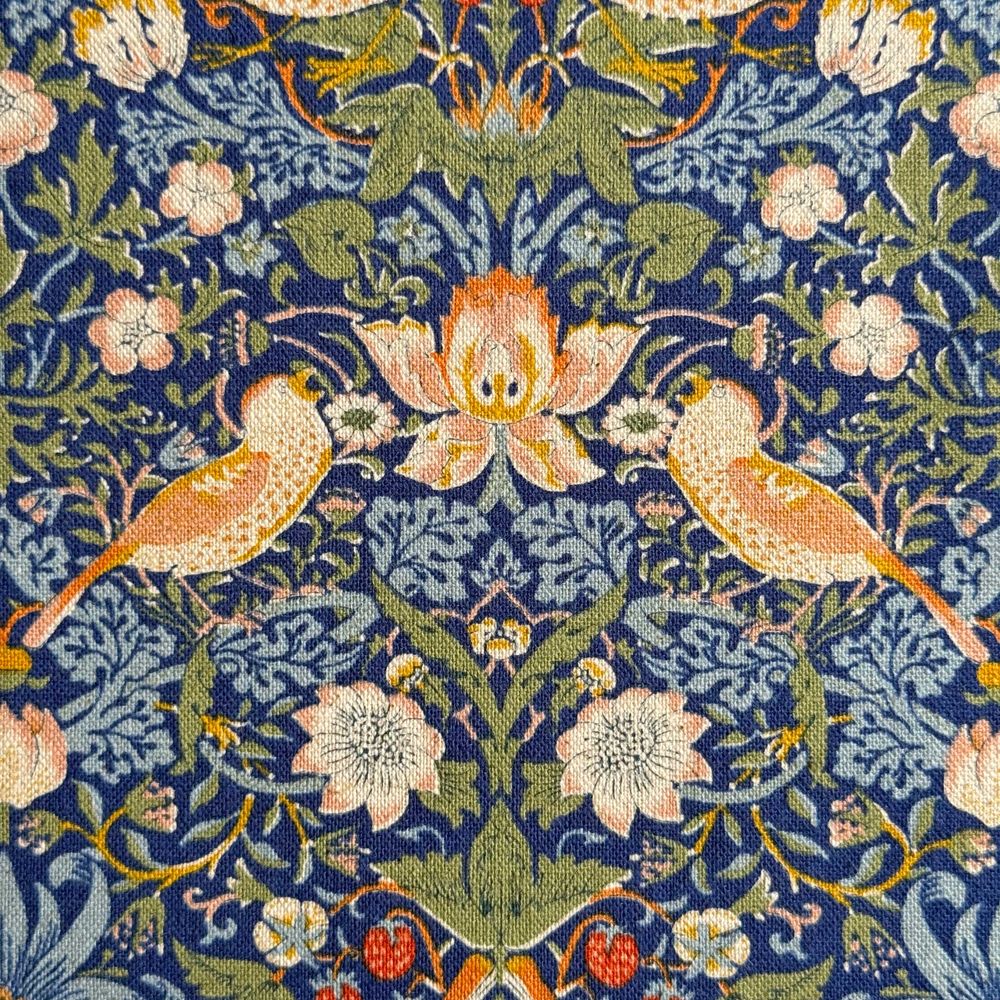 V&A William Morris ウィリアムモリス 綿麻キャンバス生地＜Strawberry Thief＞(ストロベリーシーフ)いちご泥棒【ネイビー】VA10018S-C