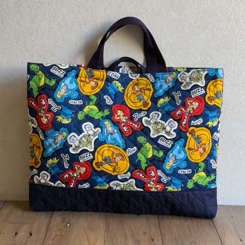 トイ・ストーリー パッチ柄 入園 入学 通園 通学 レッスンバッグ（大）ループ付き(ディズニーキャラク..