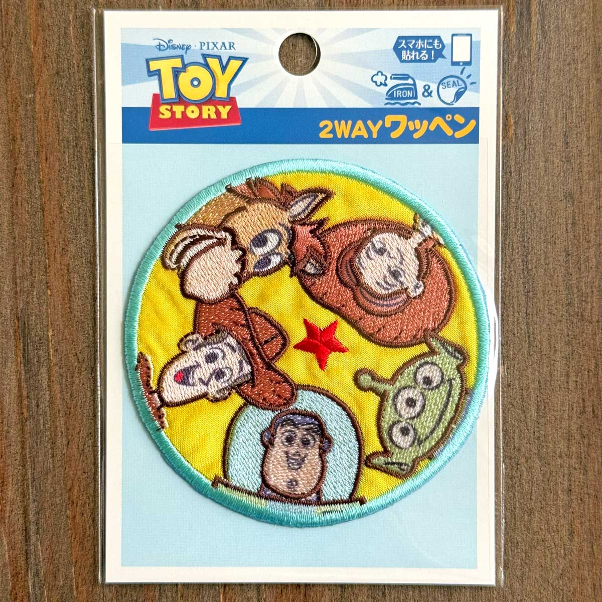 シール＆アイロン接着両用タイプのワッペンです。お子様の入園入学アイテムのワンポイントとしてはもちろん大人の方もTシャツ、ジャケットなどのウェアやマスク、文房具、スマホケース、バッグ、ポーチなどのの小物のワンポイントにオススメです。お子様のグッズにもおすすめです。 ※台紙サイズ　W7.5cm×H11cm