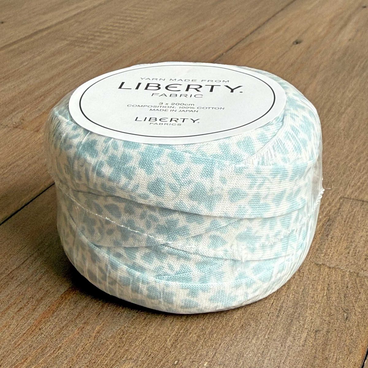 ◇企画名◇Yarn made from Liberty Fabric リバティエターナルのシェラトンジャージ(60/2天竺)の生地を活用し、かぎ編み用の糸として生まれ変わらせた商品を展開いたします。天竺の持つしなやかな質感を生かし、何にでもご活用いただける商品にいたしました。コットン素材で肌触りがよく、ざくざく編めることから編み物初心者にもおすすめの手編み糸です。今回は現行エターナル・旧エターナルより48柄抜粋し、それぞれ20m巻にて展開いたします。 ※染色ロット、ディスプレイ等視聴環境により、実際のカラーと異なる場合がございますので、予めご了承くださいませ。 ※ラベルシールに、200cmと表記がございますが、正しくは2,000cm(20m)でございます。大変申し訳ございませんが、何卒ご了承ください。 サイズ：約1.5cm巾(広げた状態：約3cm巾)×20m 素材：綿100％(60/2天竺ジャージ) MADE IN JAPAN 日本製 ※ネコポス発送は不可です。