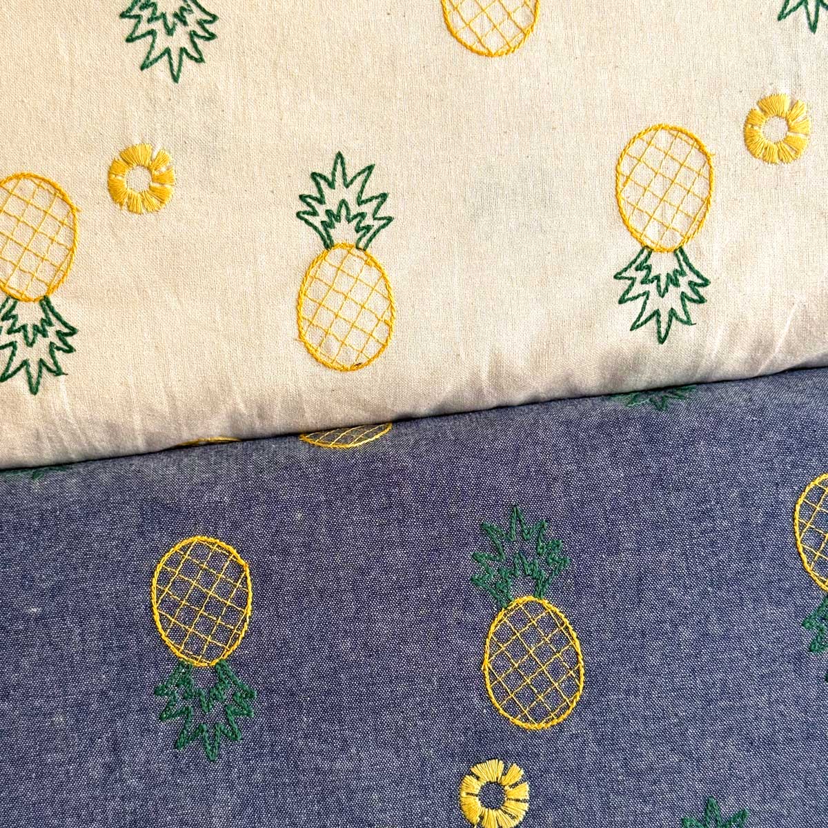 ※ボタンのサイズは2cmです。●シーチング刺繍● ソフトな手触りのシーチングに可愛いモチーフを刺繍しました。愛らしくシンプルな形を刺繍で仕上げた、服にも小物にもぴったりのお洒落な生地です。かがやく刺繍が美しい、品の良いテイストなので子供から大人まで楽しめます。バッグやポーチ、キッチン雑貨、お子様のお洋服、小物作りにもぴったりなサイズ感です。 こちらの商品、発送まで1〜2営業日(土日祝日は除きます)いただいております。 染色ロット、ディスプレイ等視聴環境により、実際のカラーと異なる場合がございますので、予めご了承くださいませ。 ※刺繍部分に糸のほつれ・生地のつれ、異なる糸の織り込みが出る場合がこざいます。商品製造上どうしても避けられないものですので、ご了承下さい。 サイズ：約110cm巾(刺繍巾約96cm) 素材：綿100％ ネコポスは3mまで対応可能です。