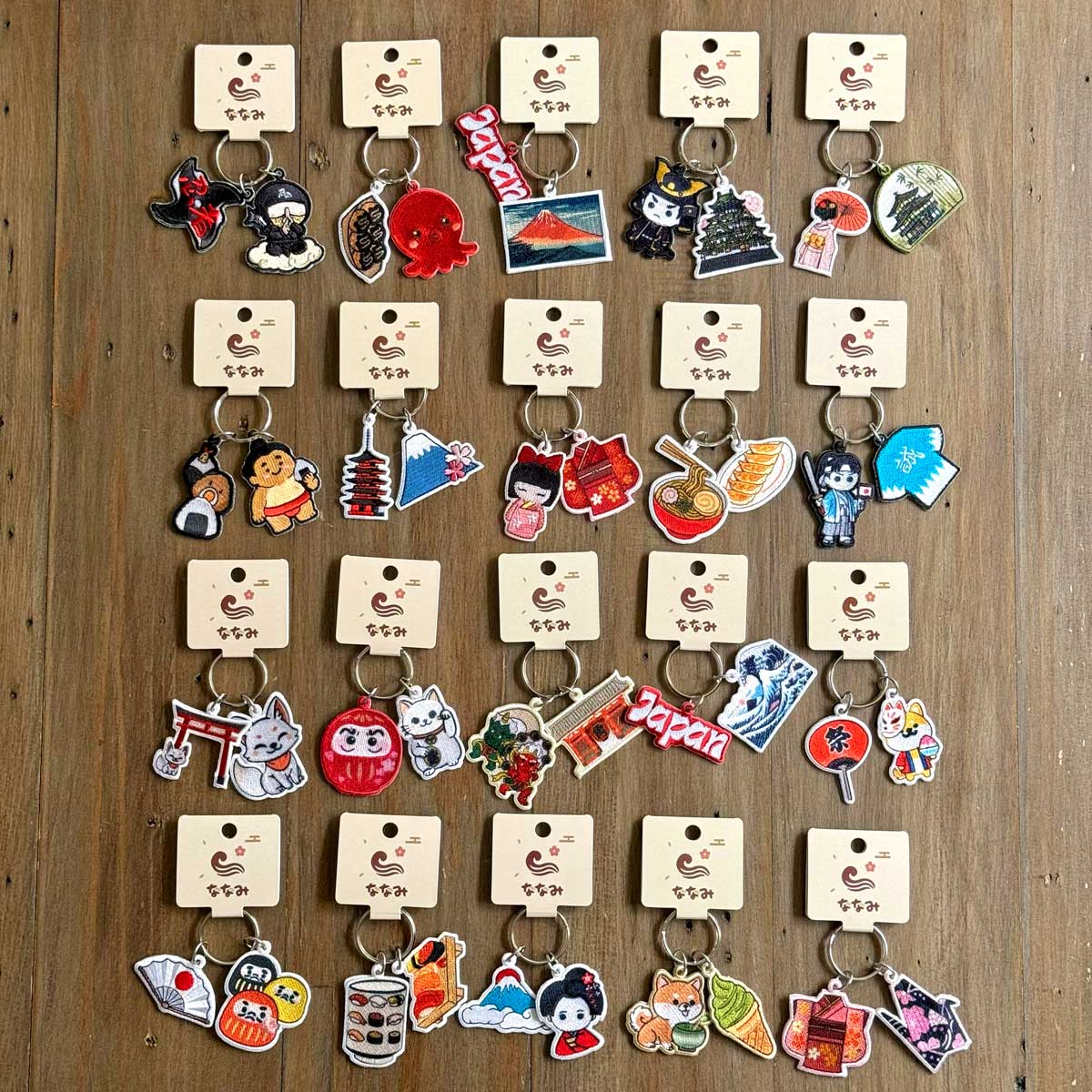乐天商城 - 日本お土産ペアキーホルダー 刺繍 忍者/タコとたこ焼き/赤富士/城と武将/金の寺と舞妓/相撲/富士と五重の塔/こけし/ラーメン/新選組/鳥居と狐/達磨と招き猫/風神雷神/波/祭り/達磨と扇/寿司/富士と舞妓/柴犬抹茶/着物と鶴