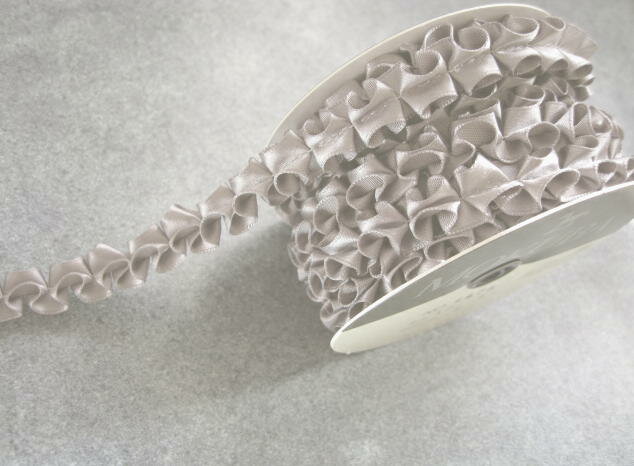 【花材】木馬リボン MOKUBAプリーツサテン1巻 15mm幅×5M グレー