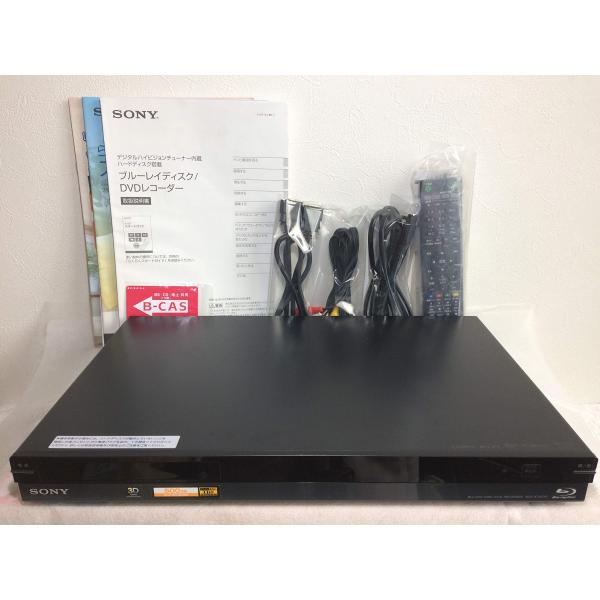 BDZ-AT300S : ソニー(SONY)◎1枚目の商品画像はサンプル画像です。実際に届く商品と異なります。◎当社運営の複数のショッピングサイトでも同時掲載されております為、ご注文の段階でタイミングによっては在庫がない場合もございます。 ◆◆各動作確認済◆◆商品は専門のスタッフが丁寧に検品、クリーニングしておりまので、安心して・ご利用頂けます。【付属品】商品本体、電源コード、B-CASカード、リモコンの出品となります。【商品状態】商品は中古品の為、天板に20cm程の線キズ、スレがございますが、動作には全く影響ございません。中古品という事を考慮し、格安価格でご提供させて頂きます。商品状態は写真にてご確認お願い致します。【安心の30日間返品商品がお手元に届いた際、万が一説明文と違う場合は返品・返金対応致します。【お急ぎ便、代引き対応、コンビニ決済/受取可能】です。どうぞよろしくお願い致します。 対応メディア：BD/BDXL/DVD-R/-RW, カードスロット：なし LAN端子：あり, DV端子：なし, D端子(出力)：D4X1, ※沖縄・離島へのお届けの場合、別途送料が発生する可能性がございますので、事前にご連絡ください。